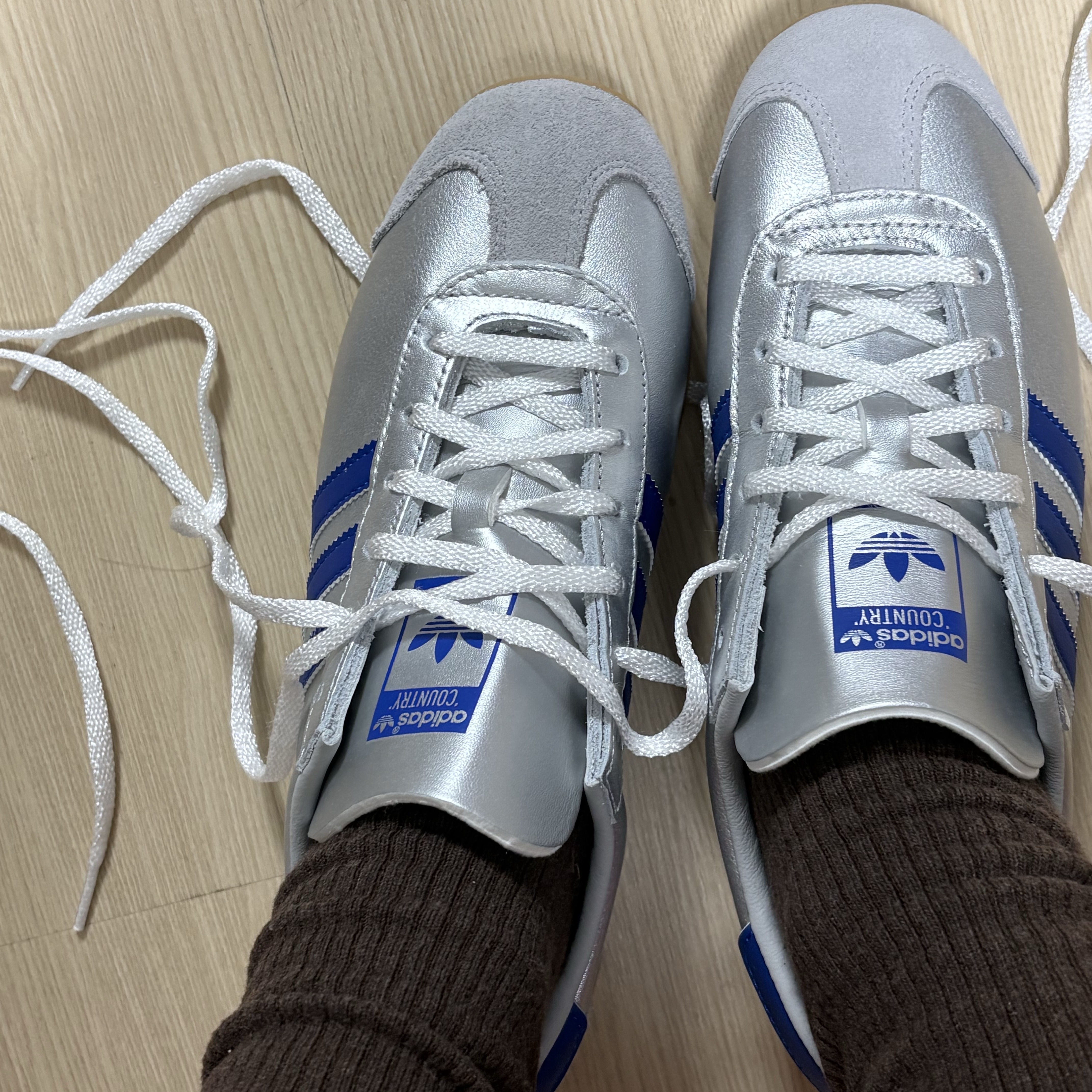 Adidas Country OG Matte Silver Bright Blue 착용 스타일