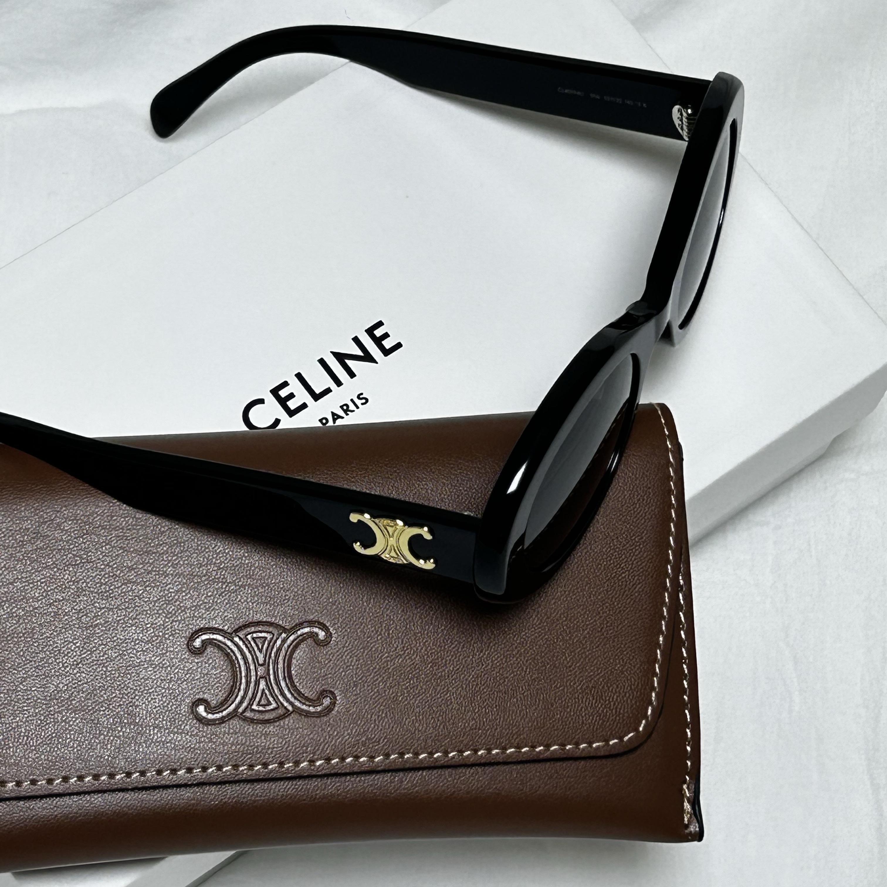 (W) Celine Triomphe 01 Sunglasses in Acetate Black 착용 스타일