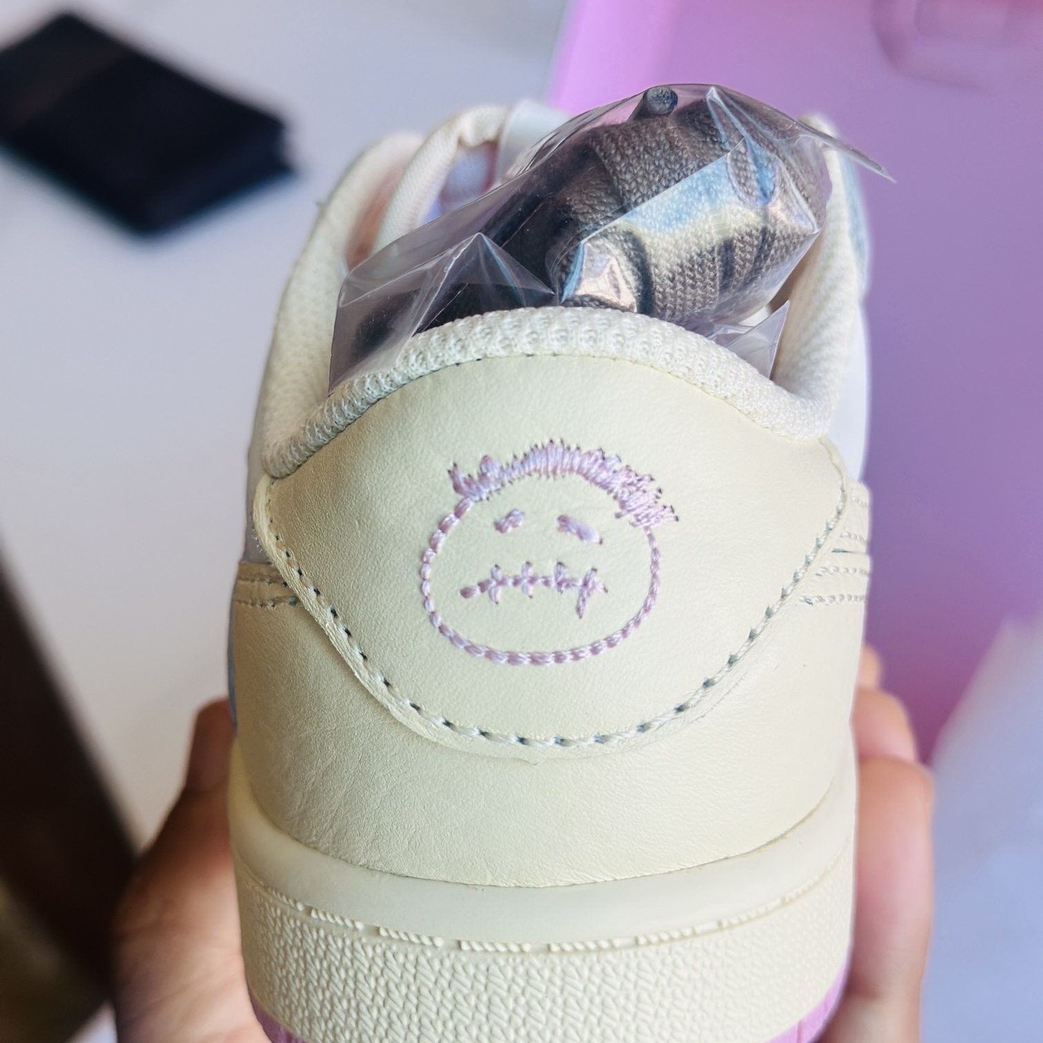 (PS) Jordan 1 x Travis Scott Retro Low OG SP Muslin Shy Pink 착용 스타일 - 3