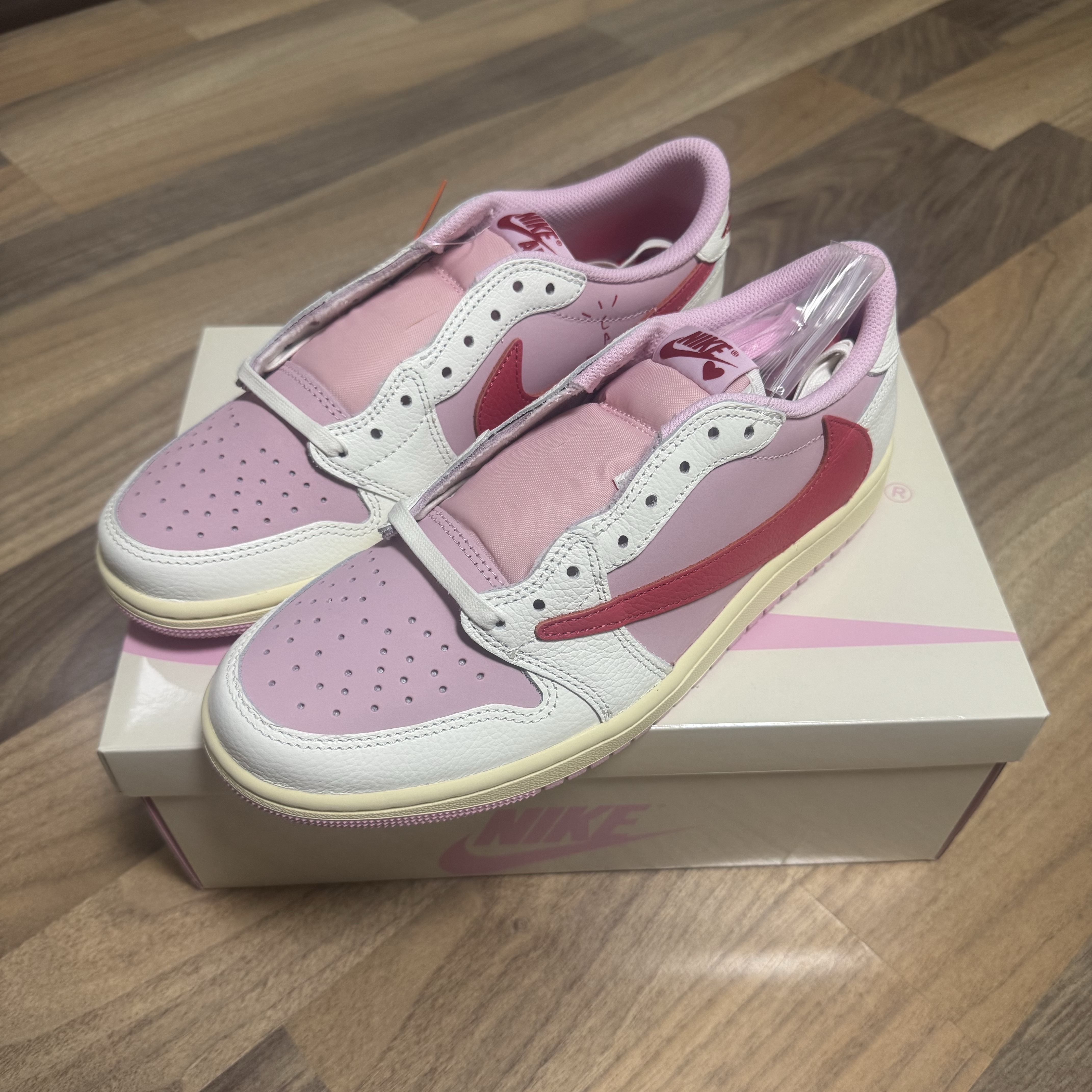 Jordan 1 x Travis Scott Retro Low OG SP Sail Tropical Pink 착용 스타일 - 3