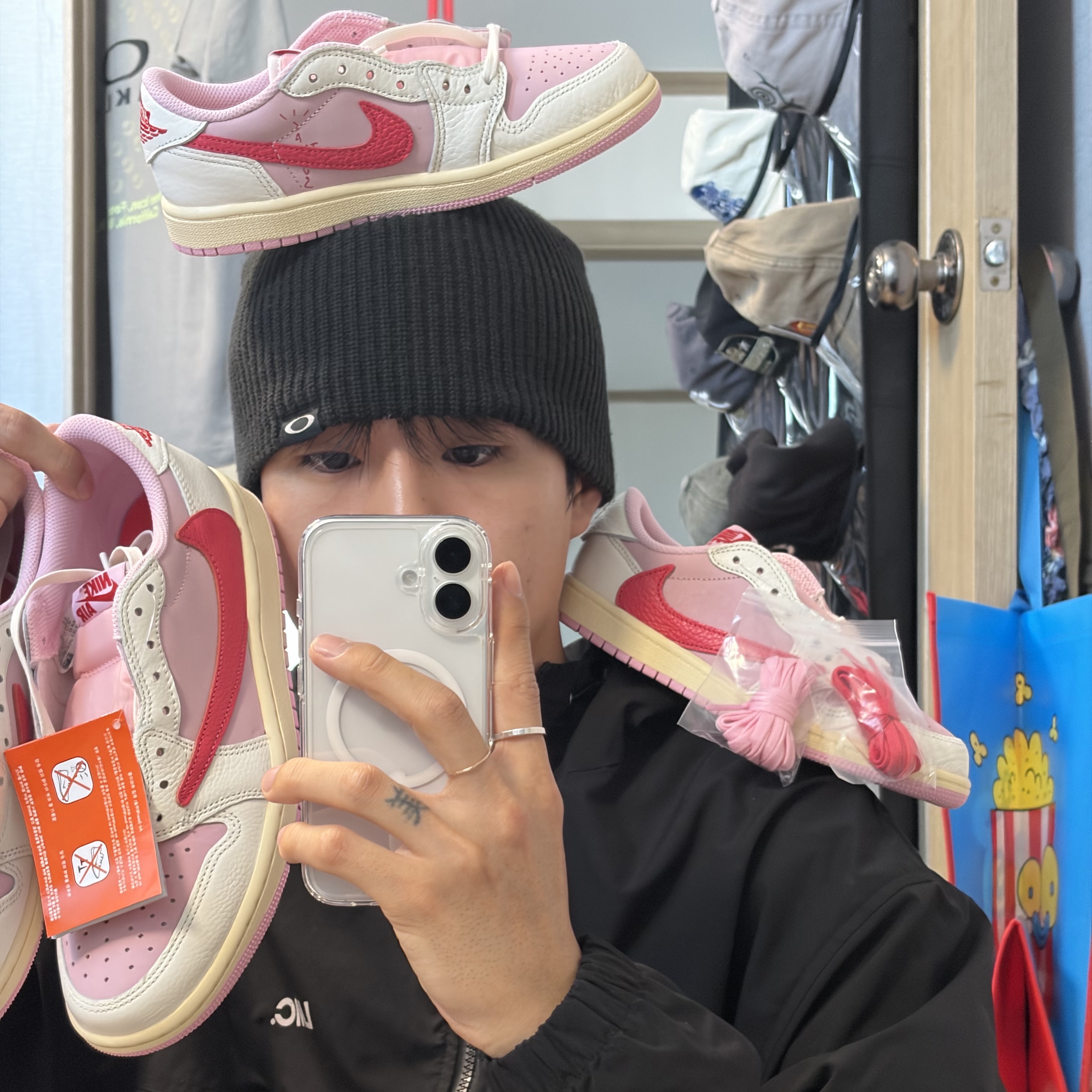 Jordan 1 x Travis Scott Retro Low OG SP Sail Tropical Pink 착용 스타일