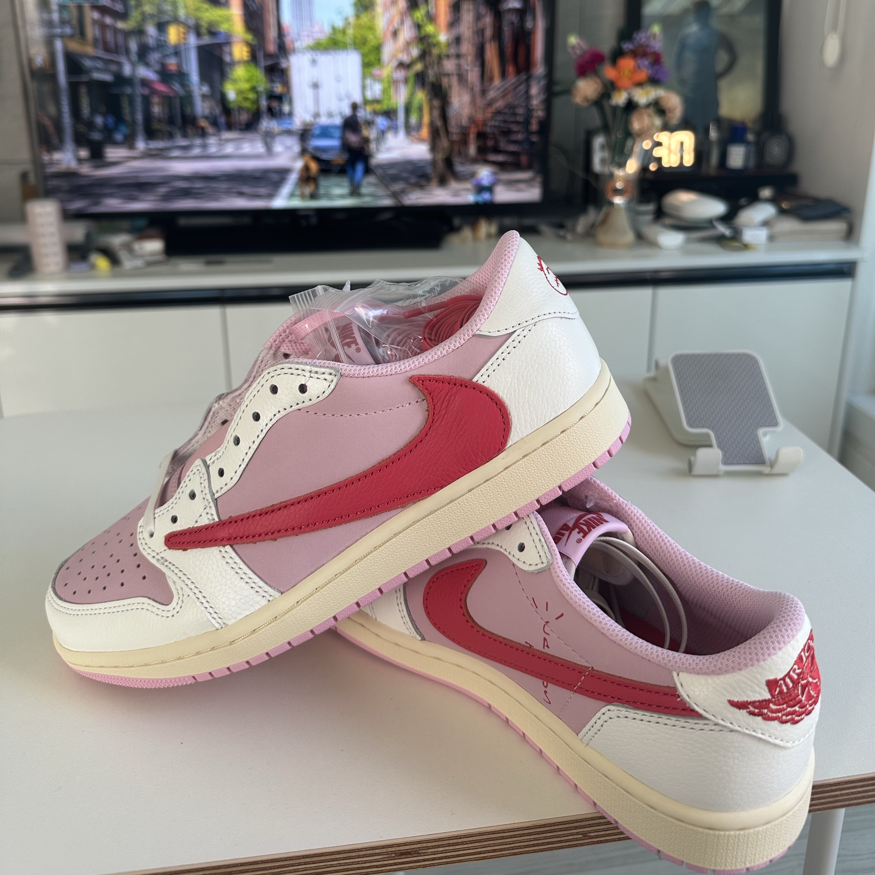 Jordan 1 x Travis Scott Retro Low OG SP Sail Tropical Pink 착용 스타일