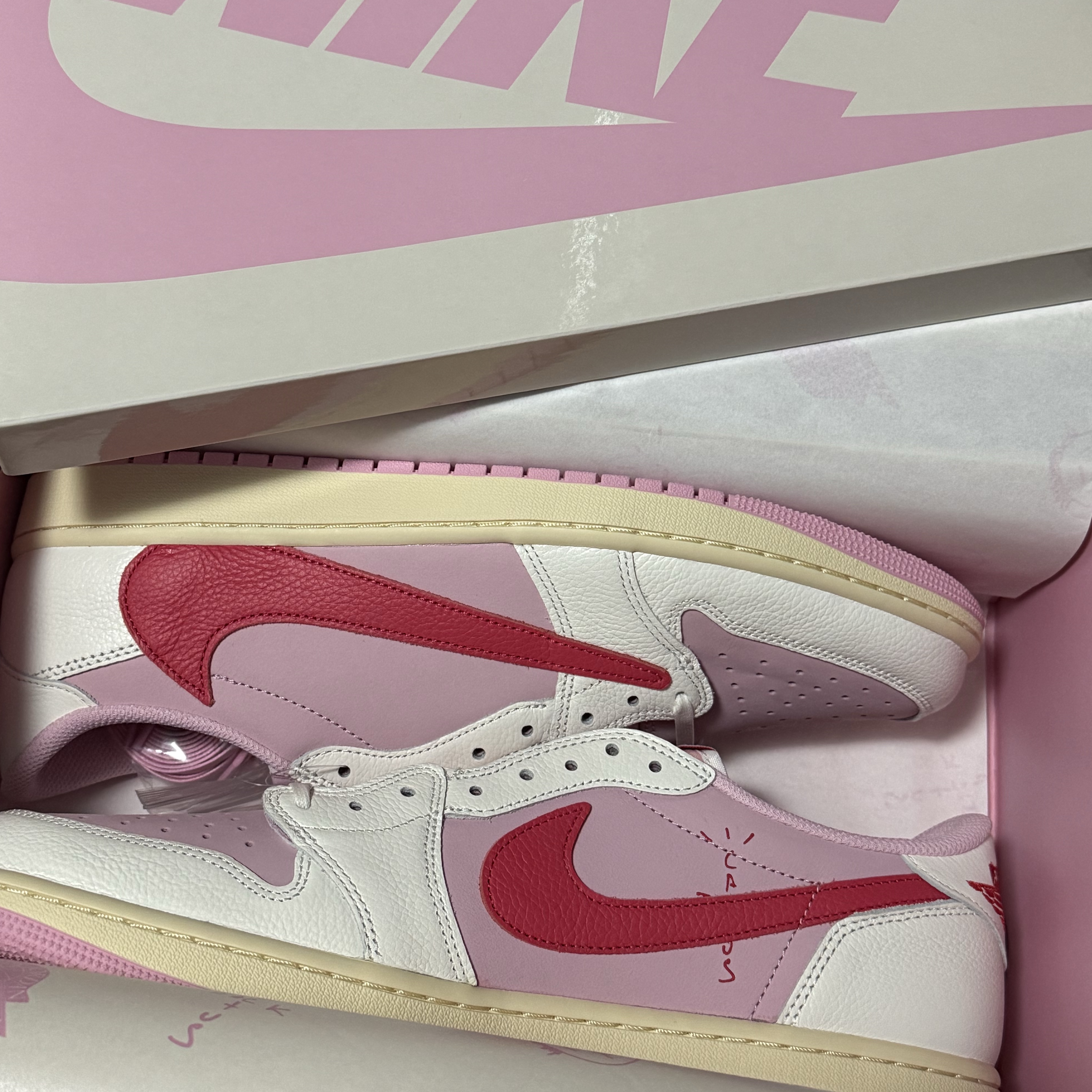 Jordan 1 x Travis Scott Retro Low OG SP Sail Tropical Pink 착용 스타일 - 3