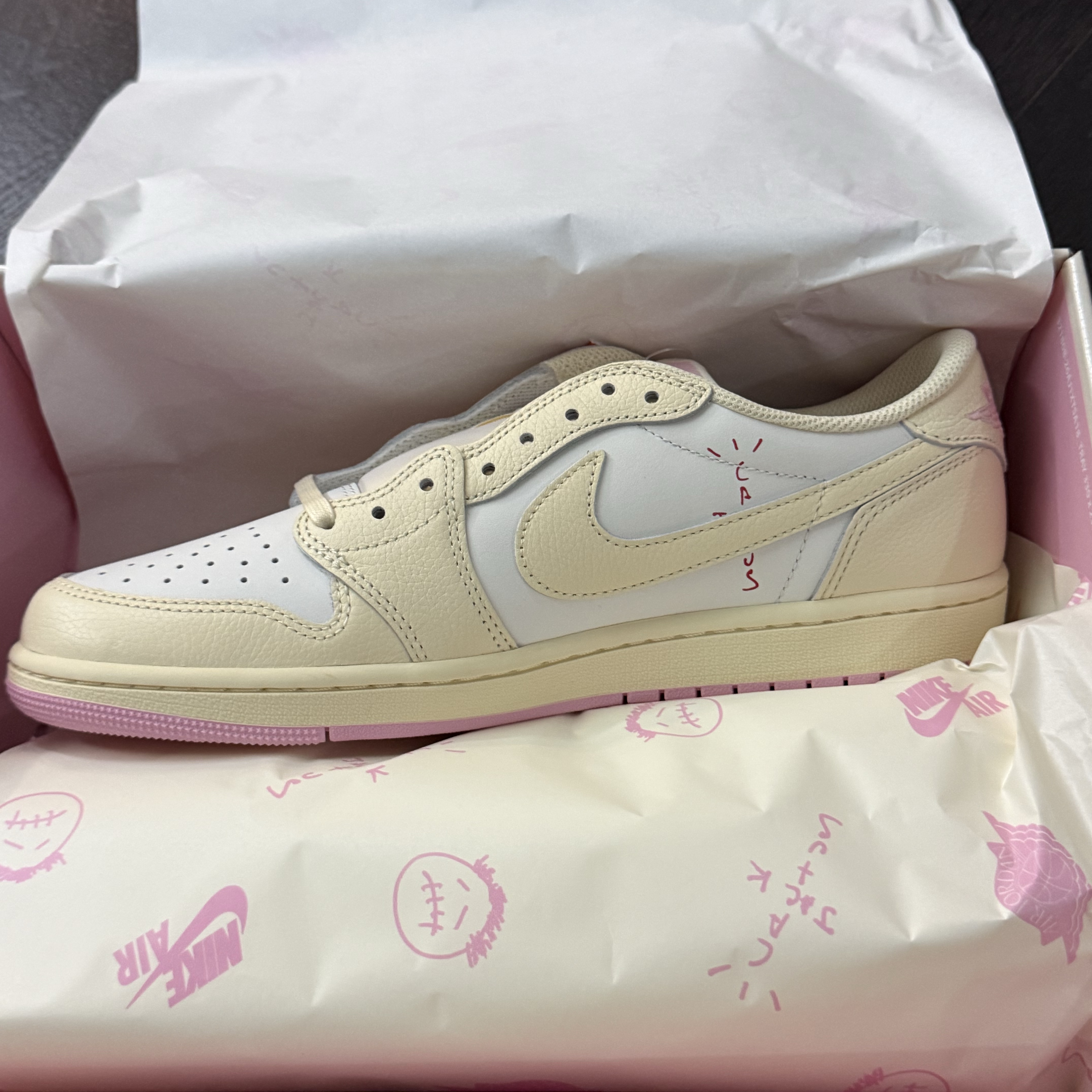 Jordan 1 x Travis Scott Retro Low OG SP Muslin Shy Pink 착용 스타일