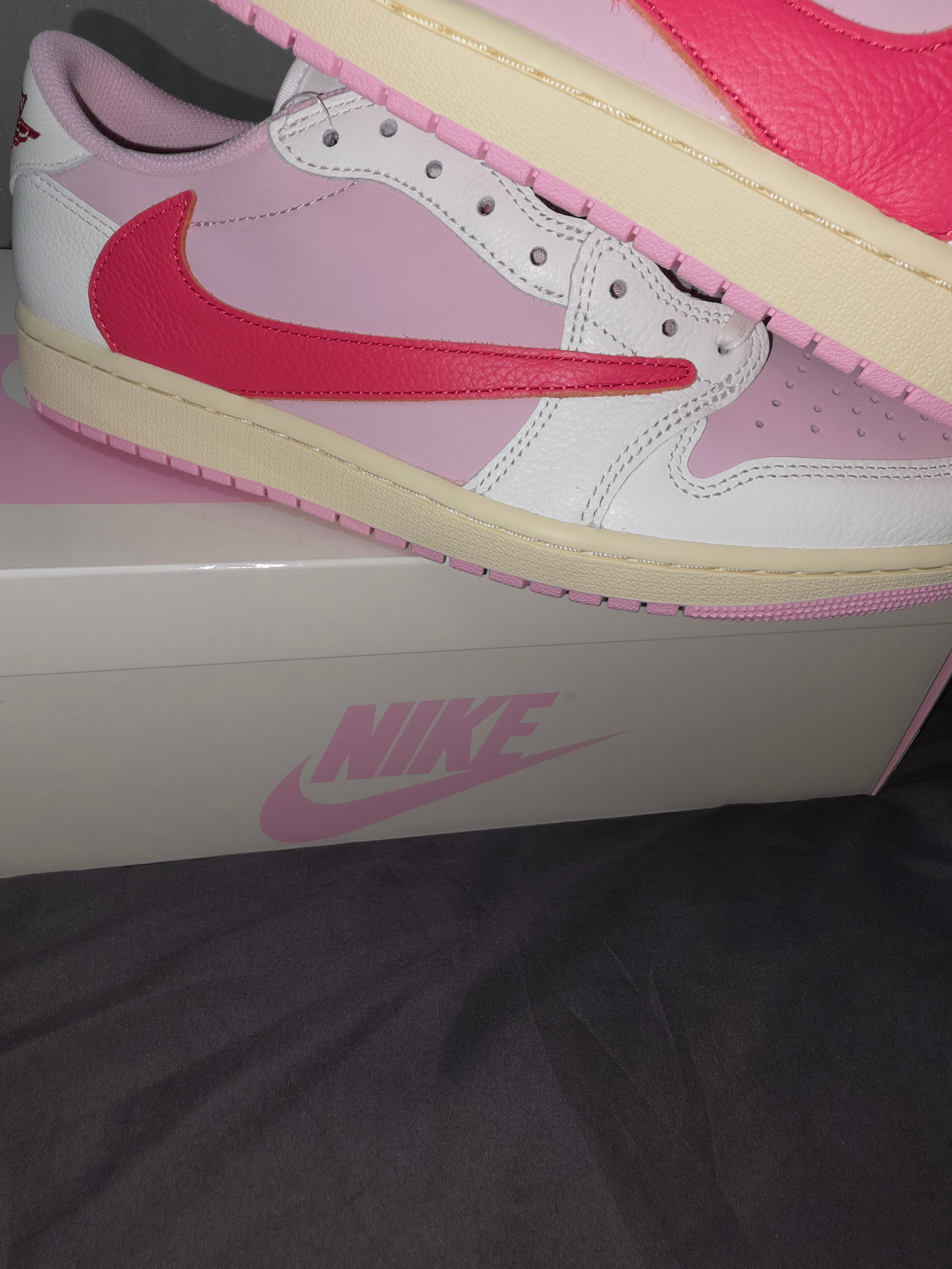 Jordan 1 x Travis Scott Retro Low OG SP Sail Tropical Pink 착용 스타일 - 5