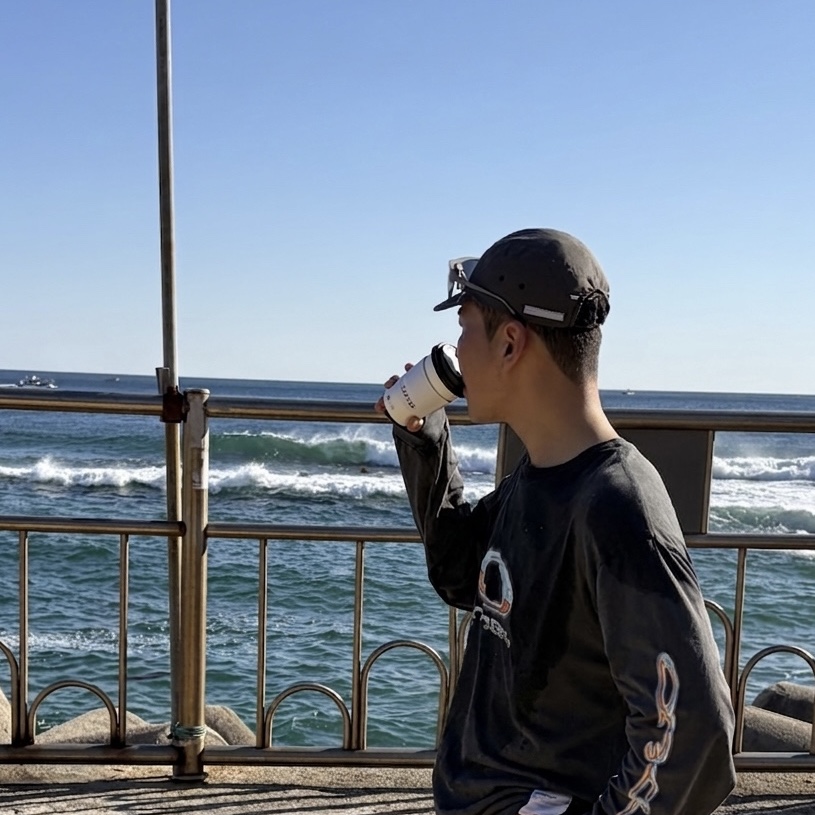 Oakley x Satisfy Mothtech Long T-Shirt Aged Black, Satisfy Rippy Air Trail Cap Falcon 착용 스타일 - 2