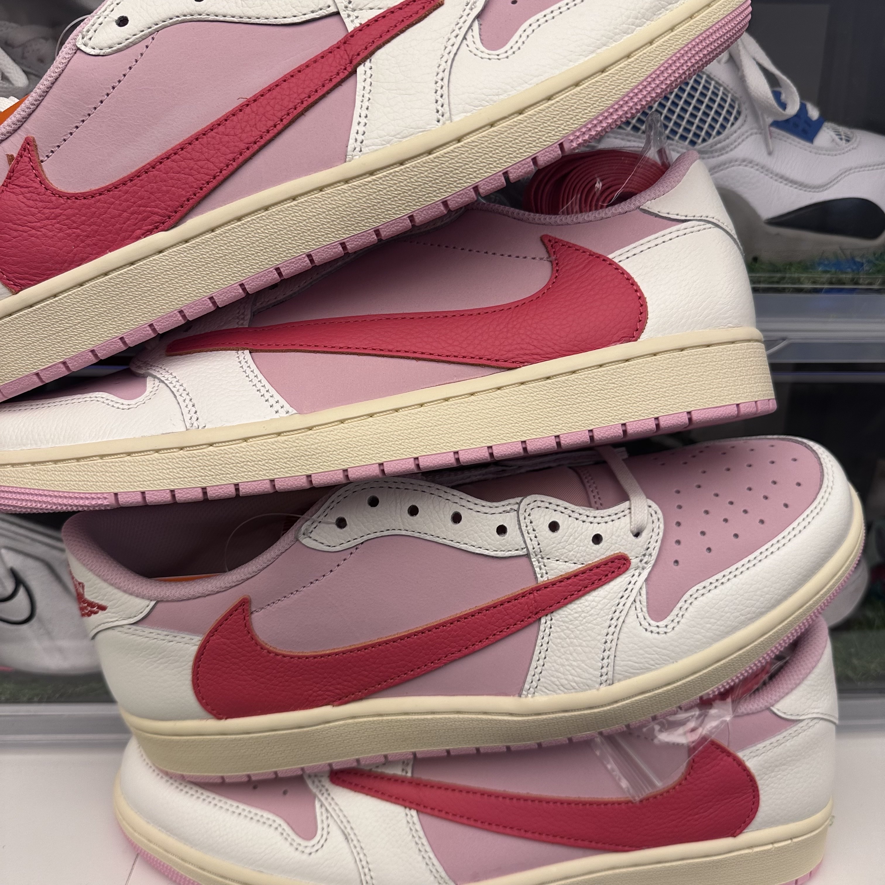 Jordan 1 x Travis Scott Retro Low OG SP Sail Tropical Pink 착용 스타일 - 1