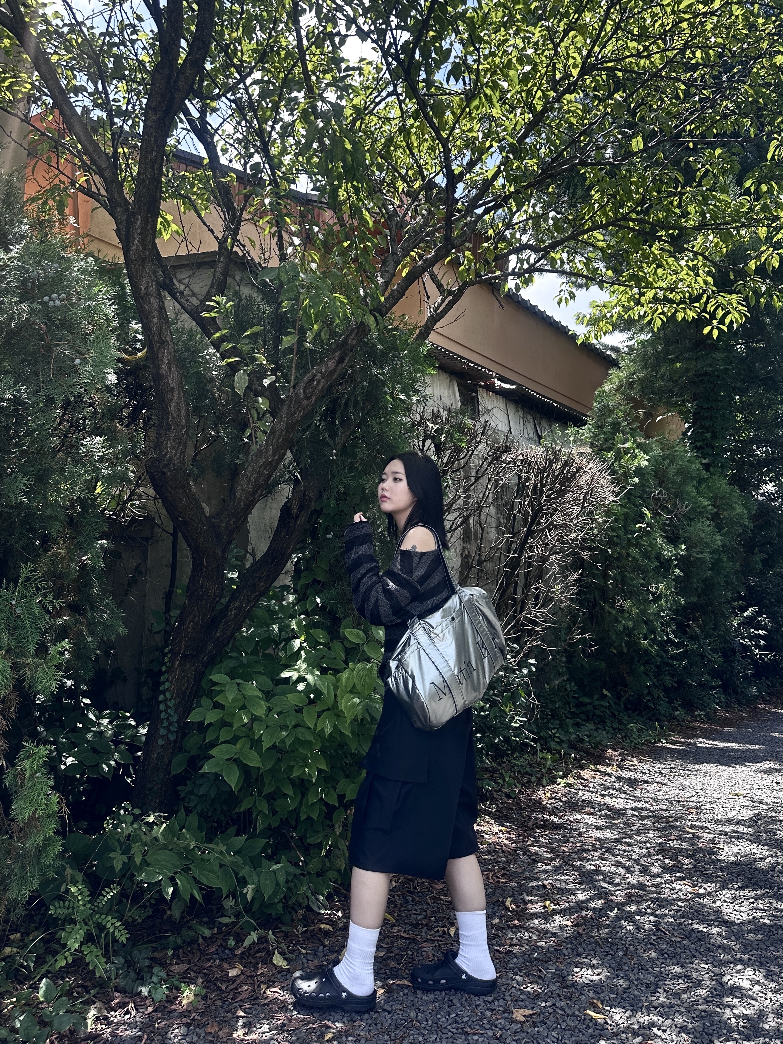 Matin Kim Glossy Logo Sporty Duffel Bag Silver 착용 스타일 - 1