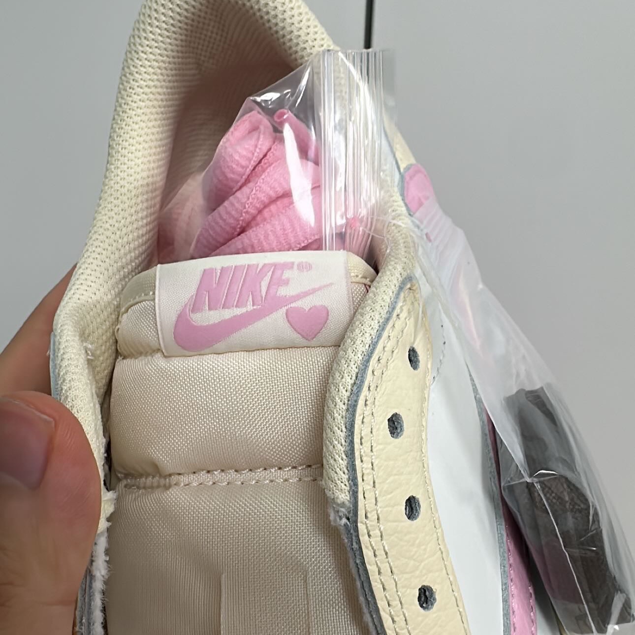 Jordan 1 x Travis Scott Retro Low OG SP Muslin Shy Pink 착용 스타일 - 1