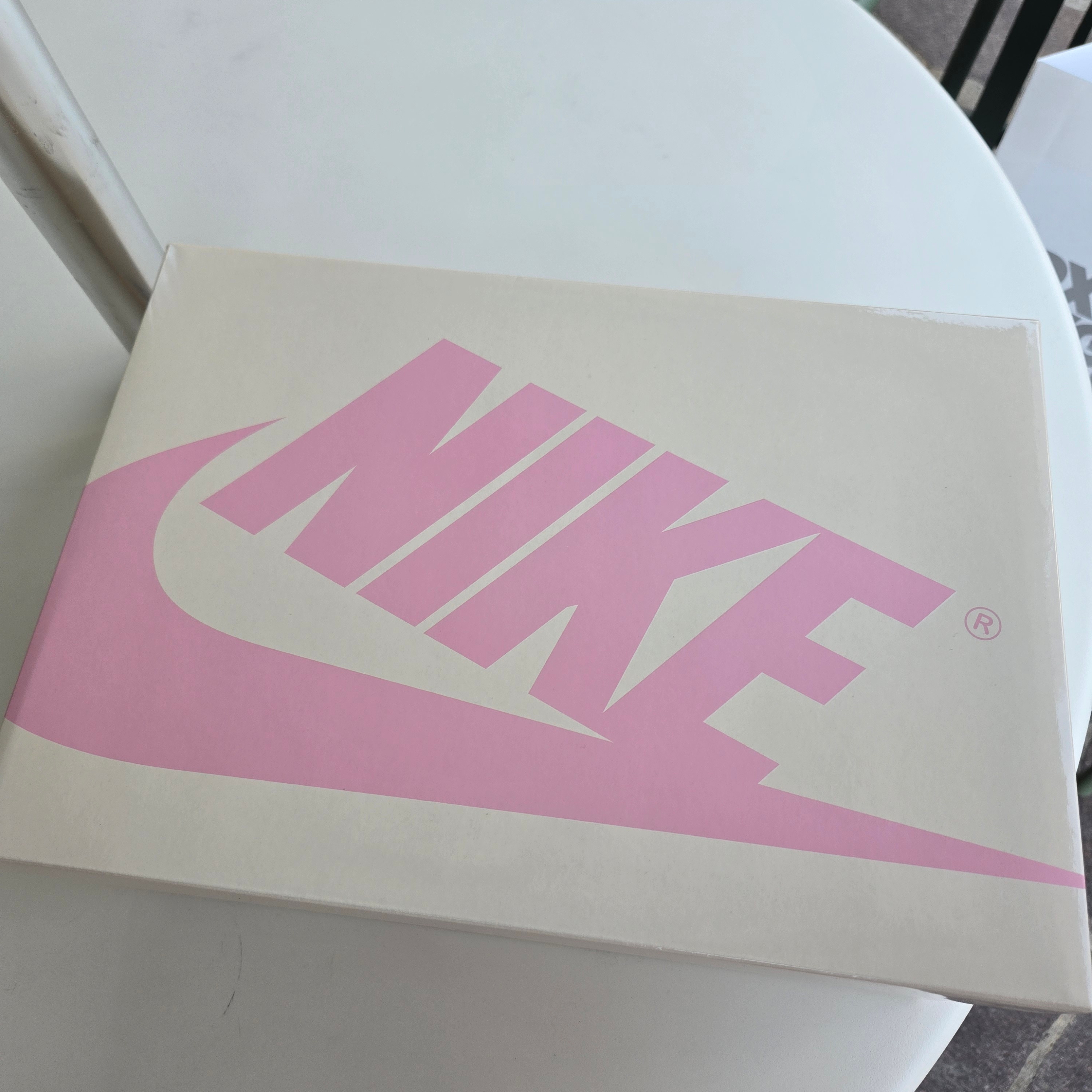 Jordan 1 x Travis Scott Retro Low OG SP Sail Tropical Pink 착용 스타일 - 6