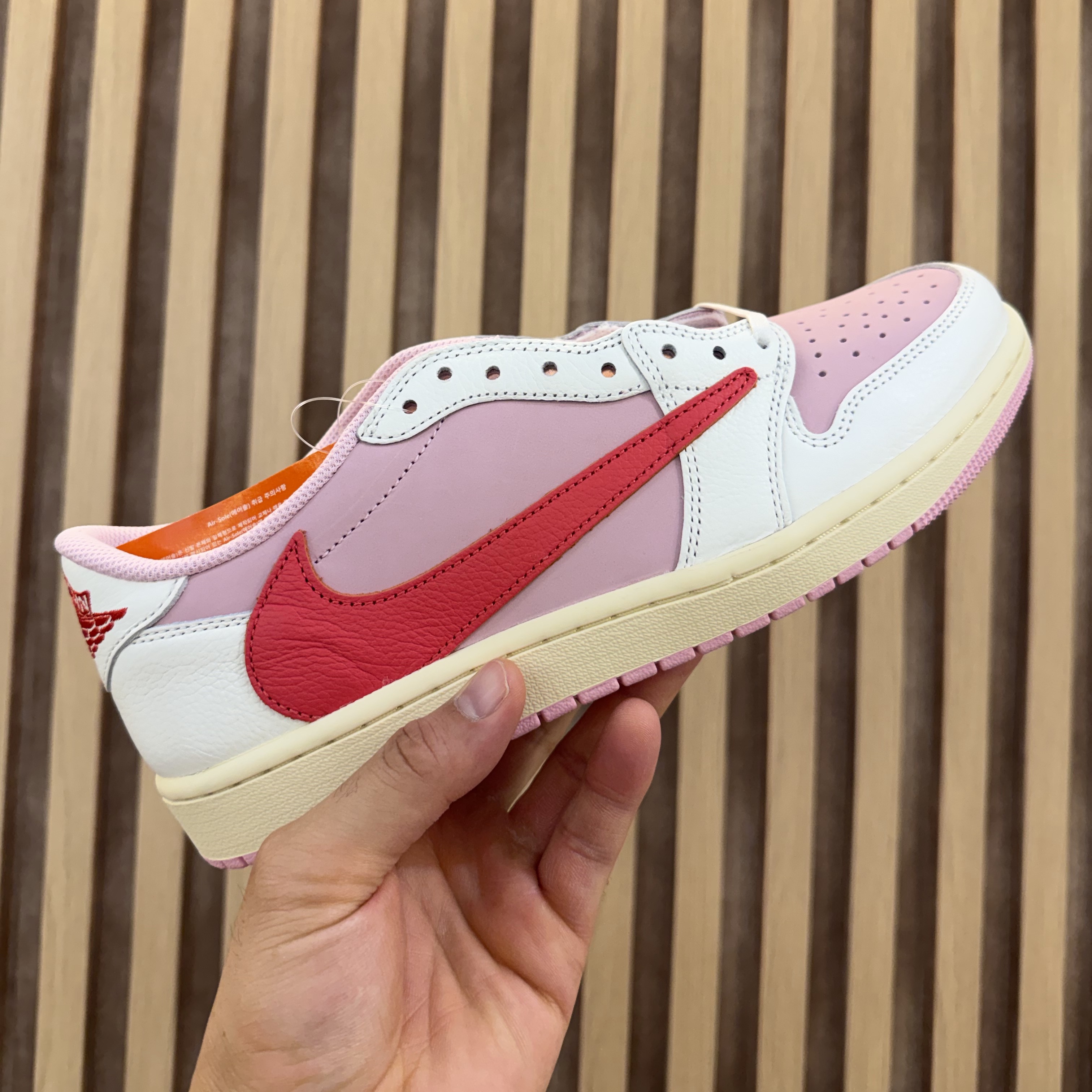 Jordan 1 x Travis Scott Retro Low OG SP Sail Tropical Pink 착용 스타일