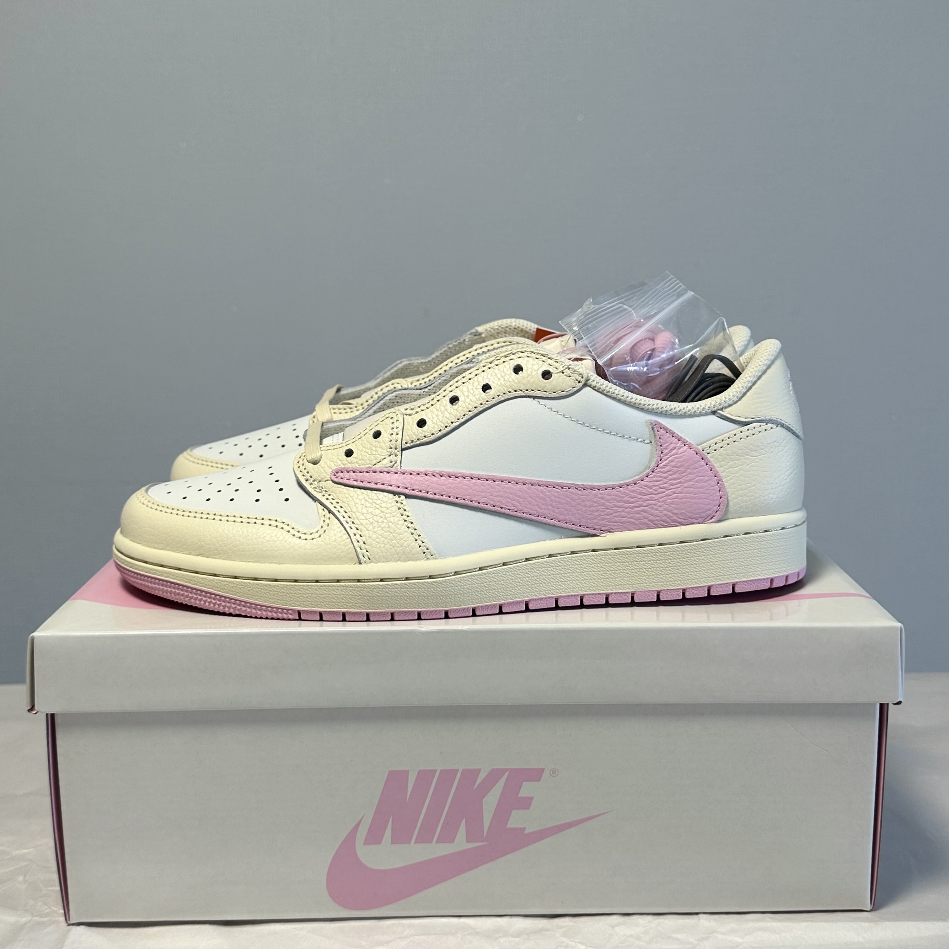 Jordan 1 x Travis Scott Retro Low OG SP Muslin Shy Pink 착용 스타일 - 2