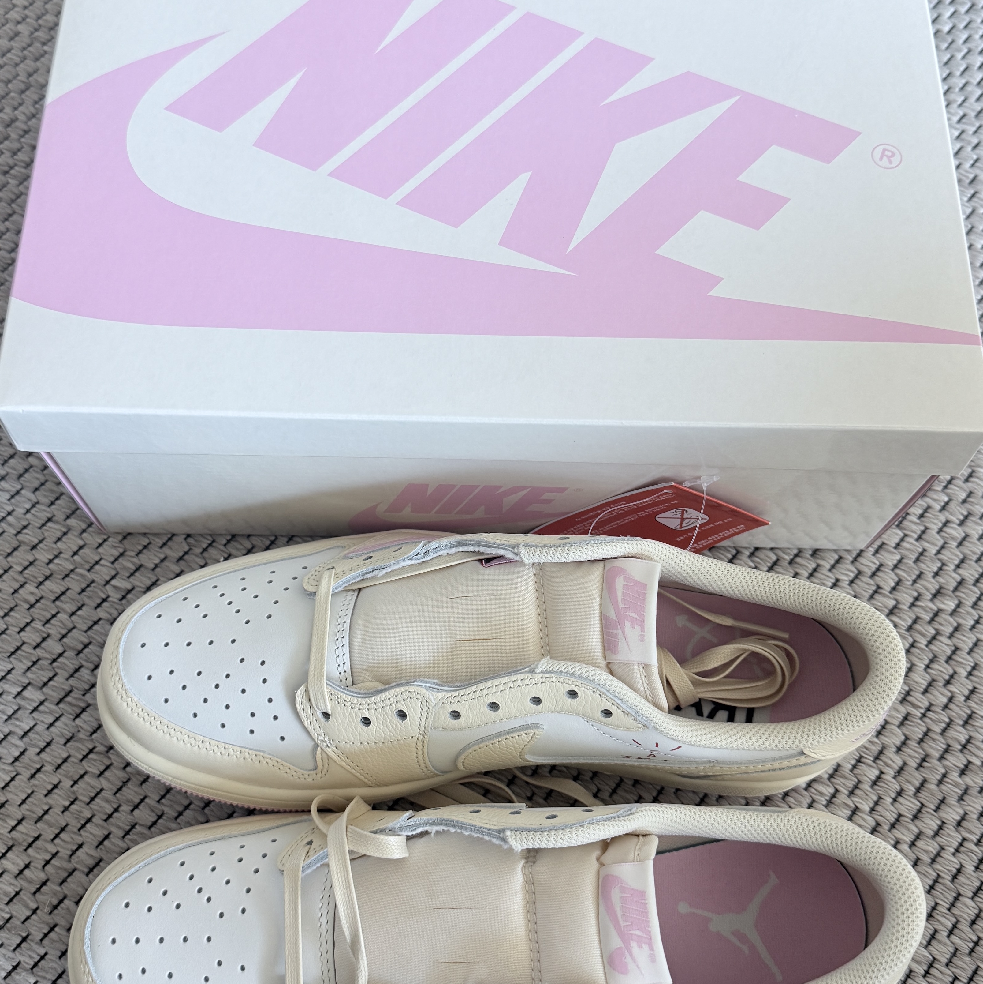 Jordan 1 x Travis Scott Retro Low OG SP Muslin Shy Pink 착용 스타일 - 1