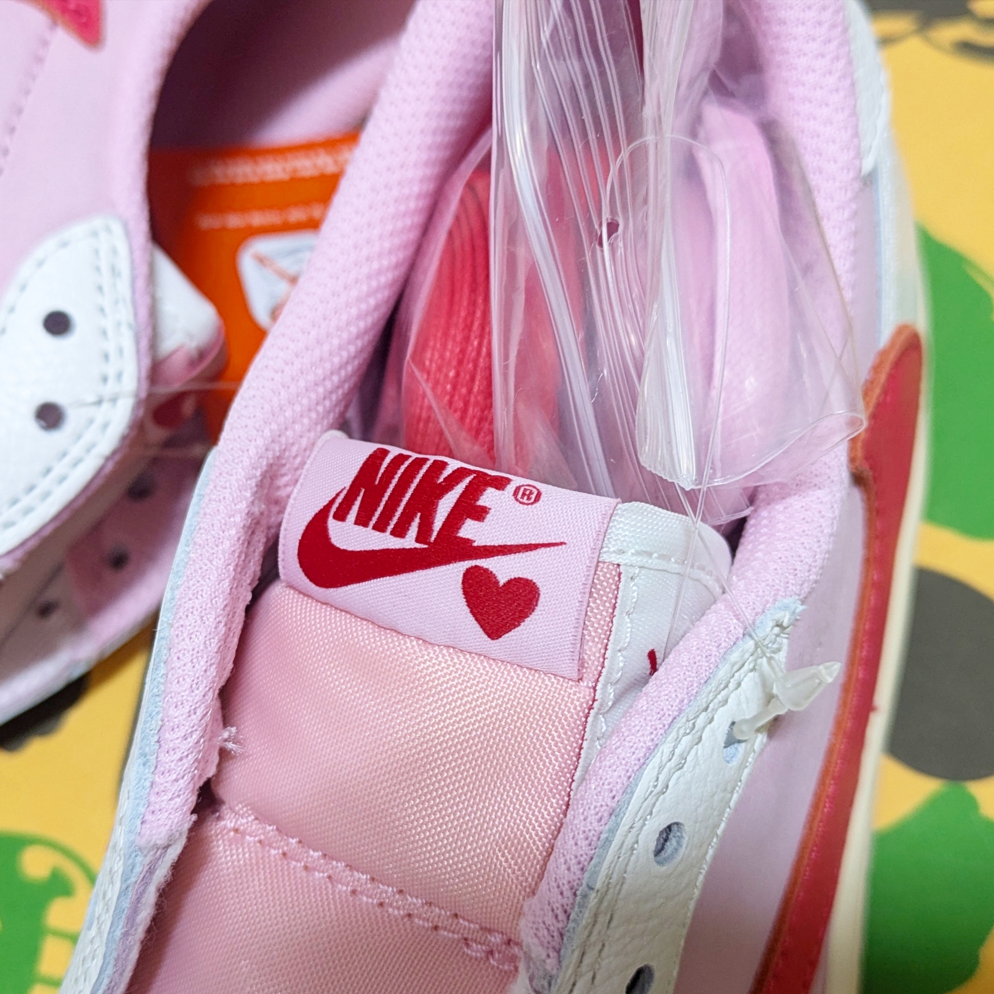 Jordan 1 x Travis Scott Retro Low OG SP Sail Tropical Pink 착용 스타일 - 3