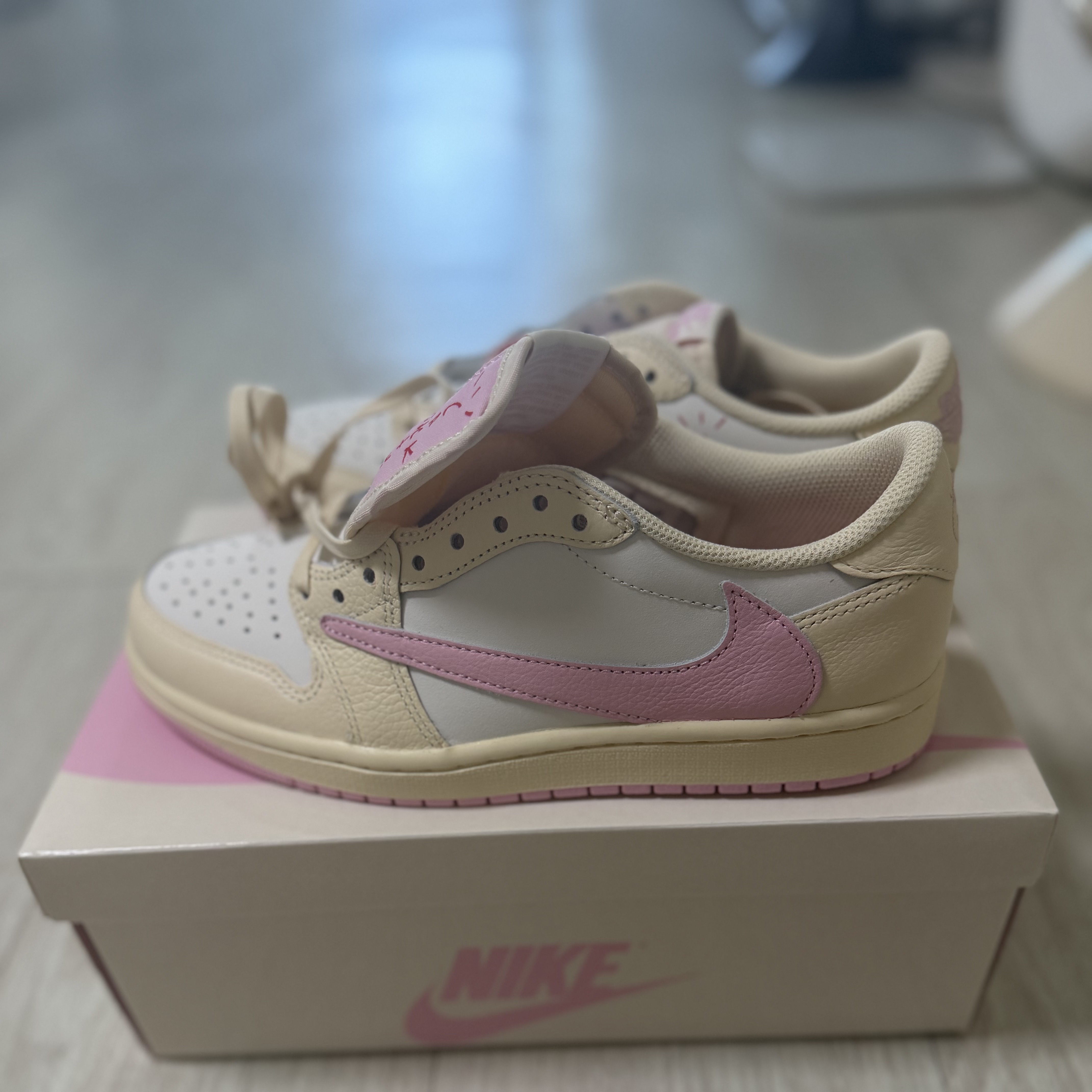 Jordan 1 x Travis Scott Retro Low OG SP Muslin Shy Pink 착용 스타일 - 5