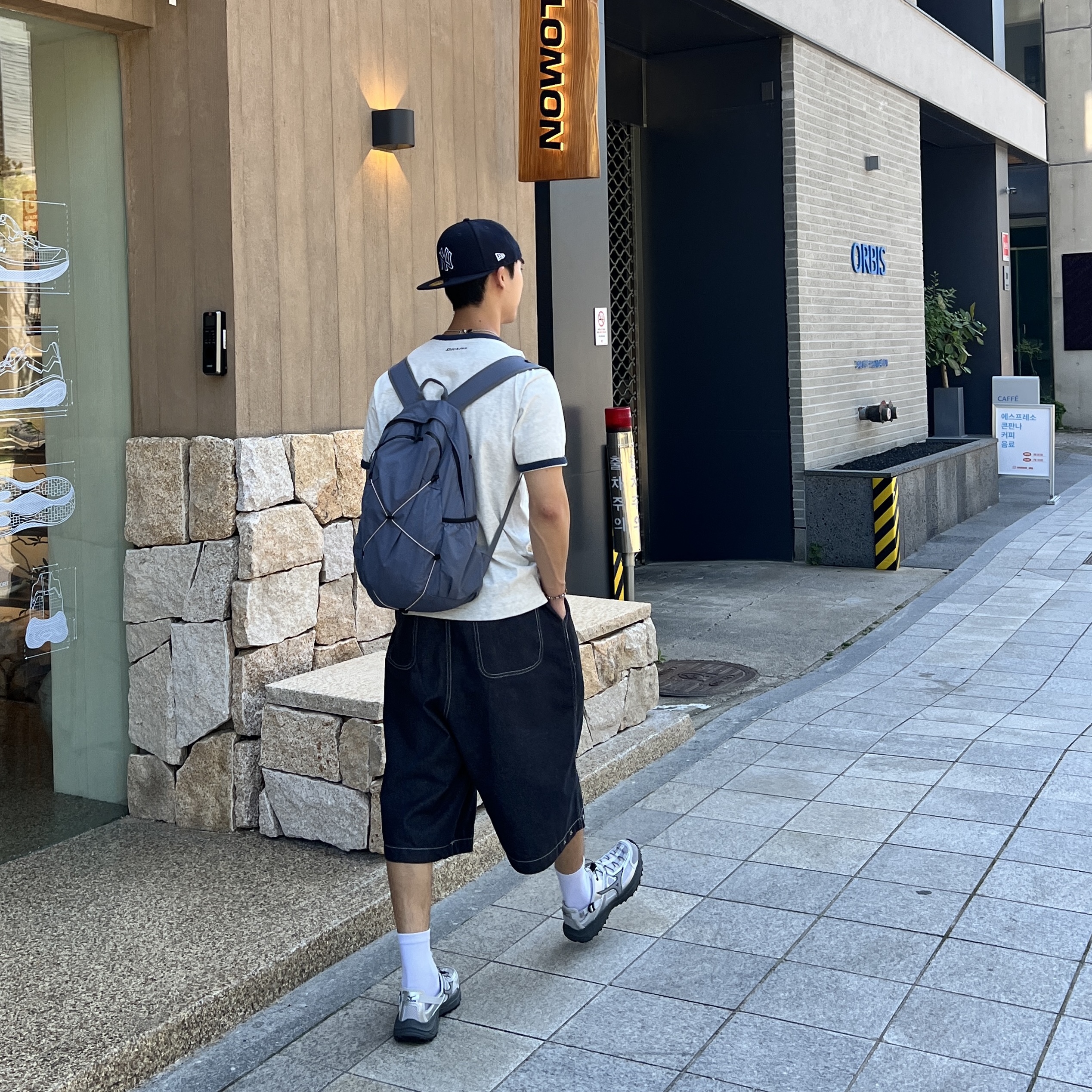 [KREAM 단독] MAZIUNTITLED Roam Pack Dusty Blue 착용 스타일 - 6