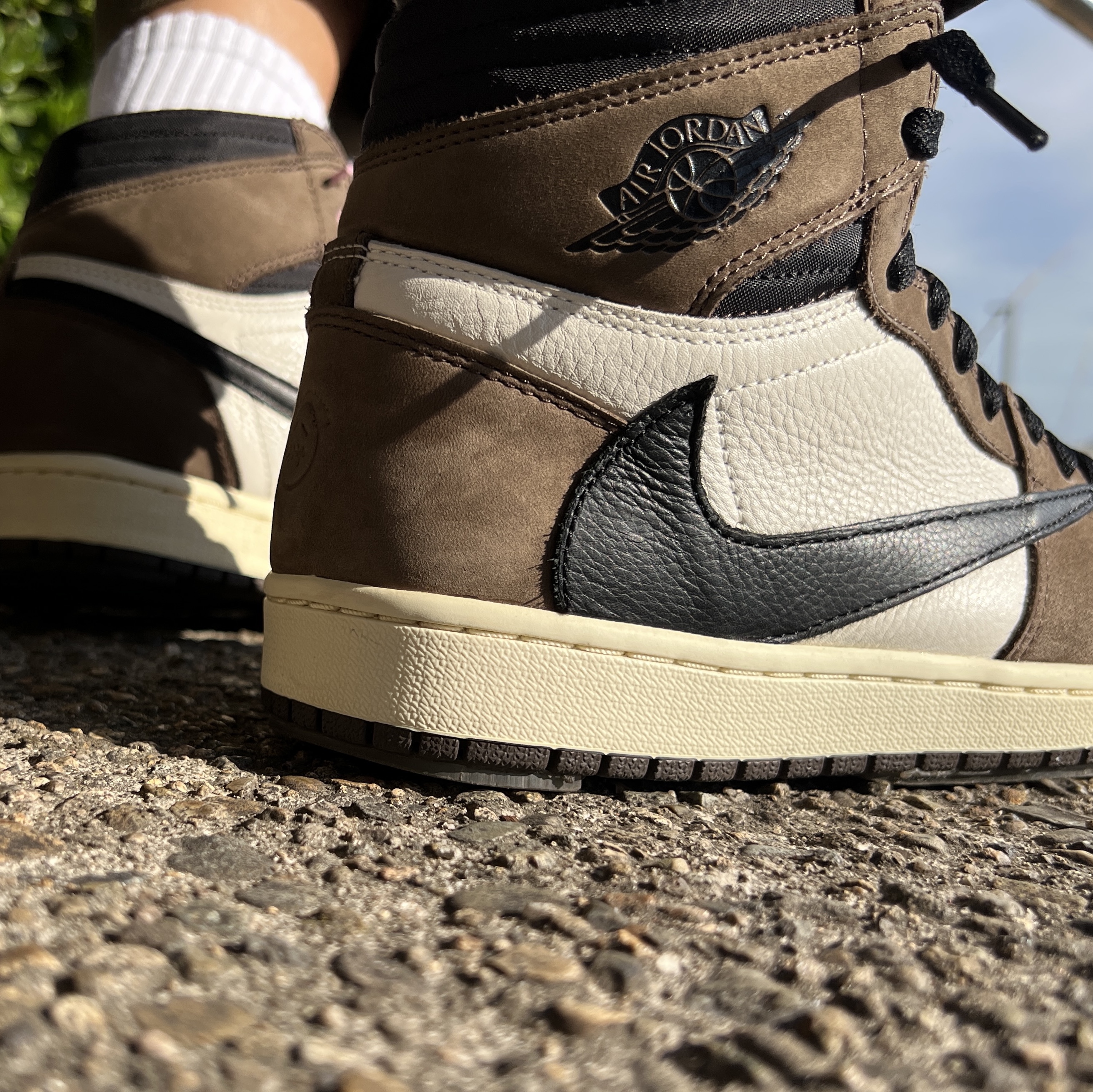 Jordan 1 x Travis Scott Retro High OG SP Mocha 착용 스타일 - 2