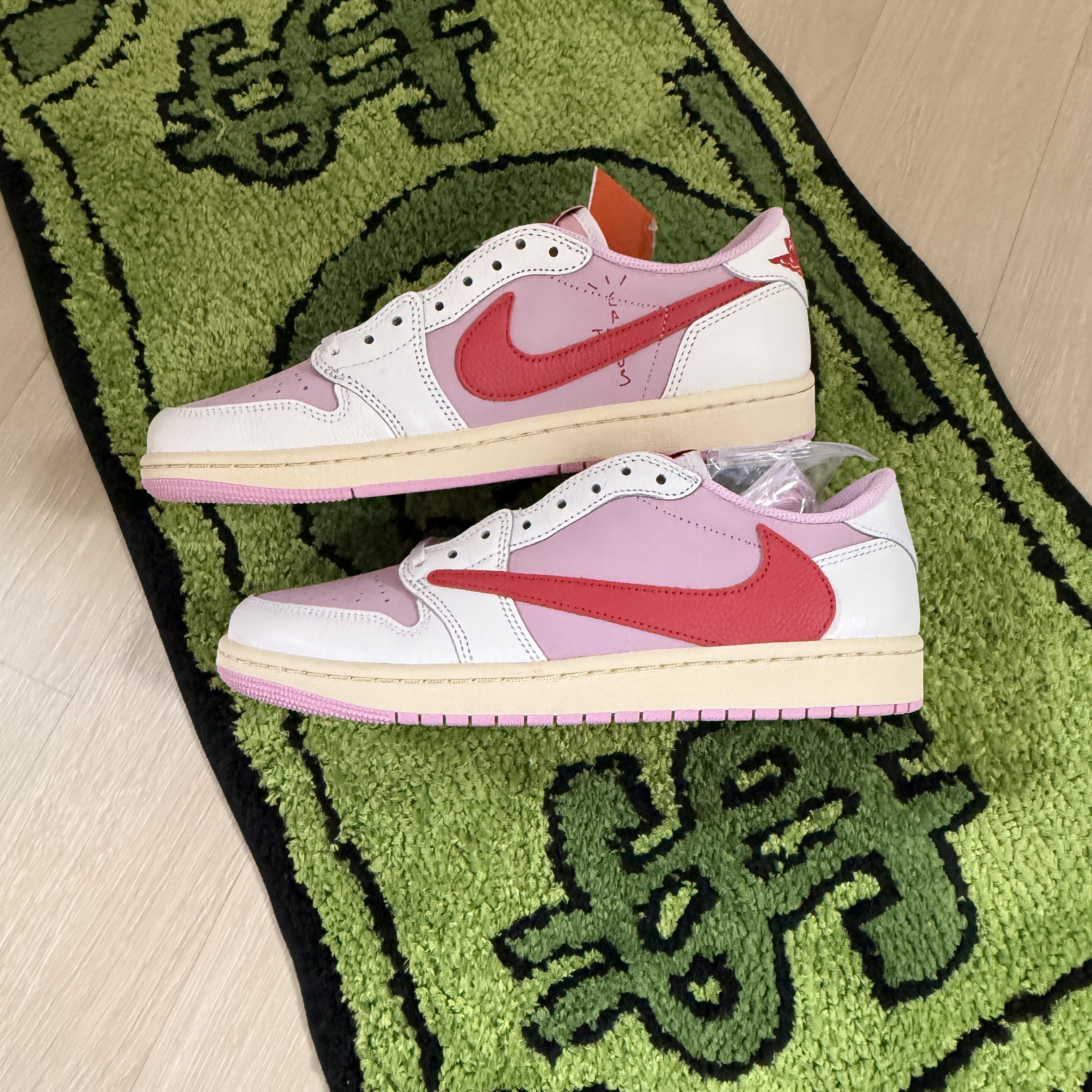 Jordan 1 x Travis Scott Retro Low OG SP Sail Tropical Pink 착용 스타일