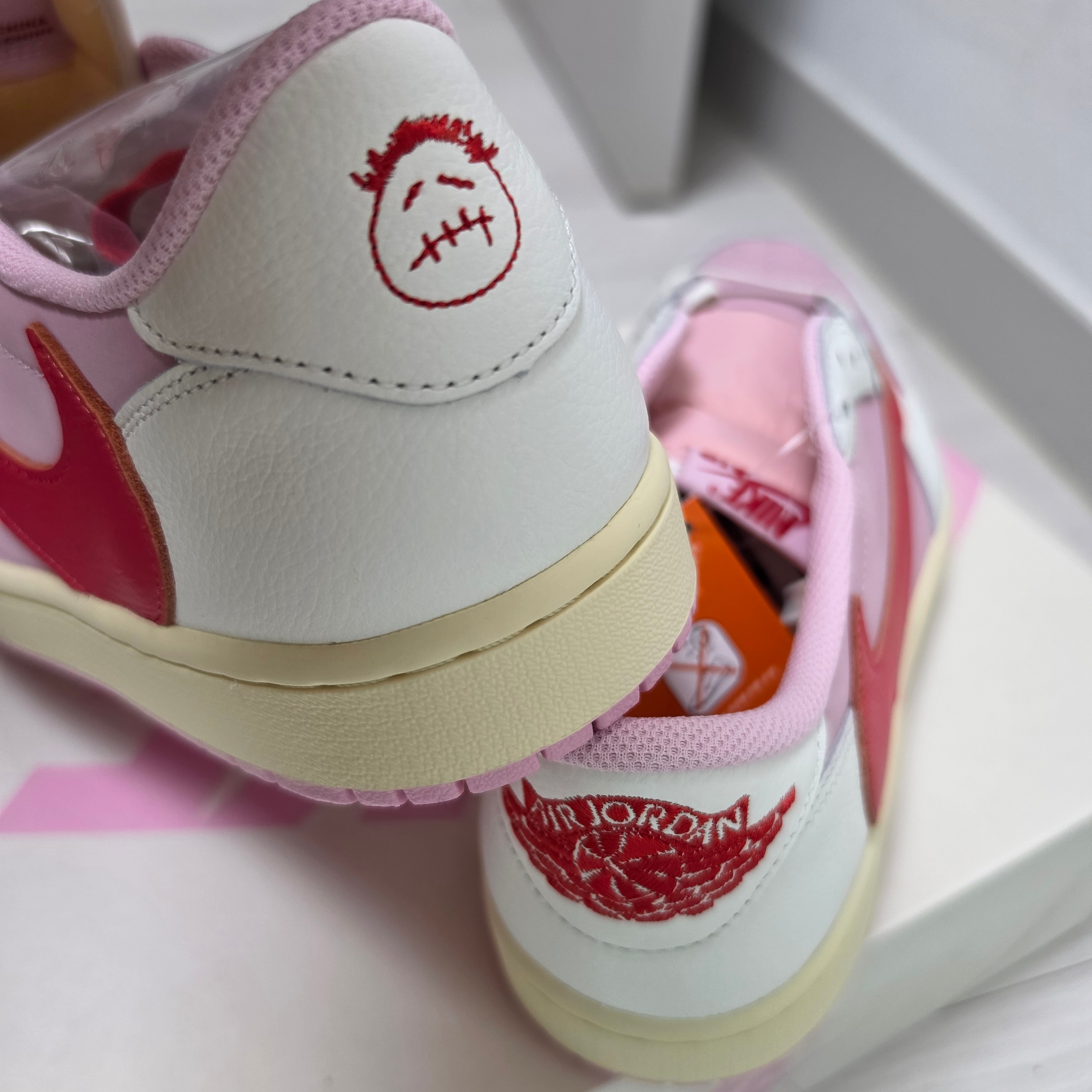 Jordan 1 x Travis Scott Retro Low OG SP Sail Tropical Pink 착용 스타일 - 4