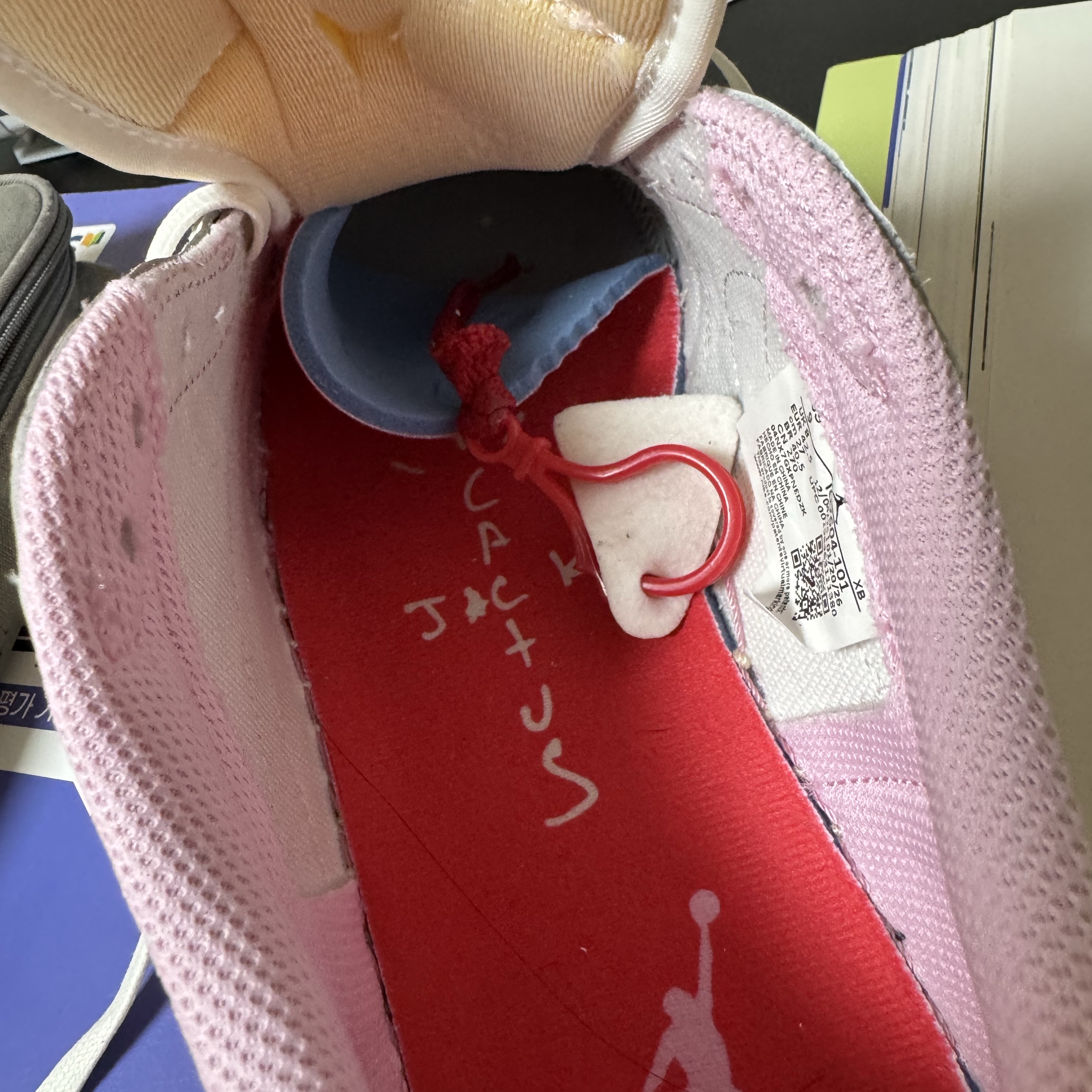 Jordan 1 x Travis Scott Retro Low OG SP Sail Tropical Pink 착용 스타일 - 2