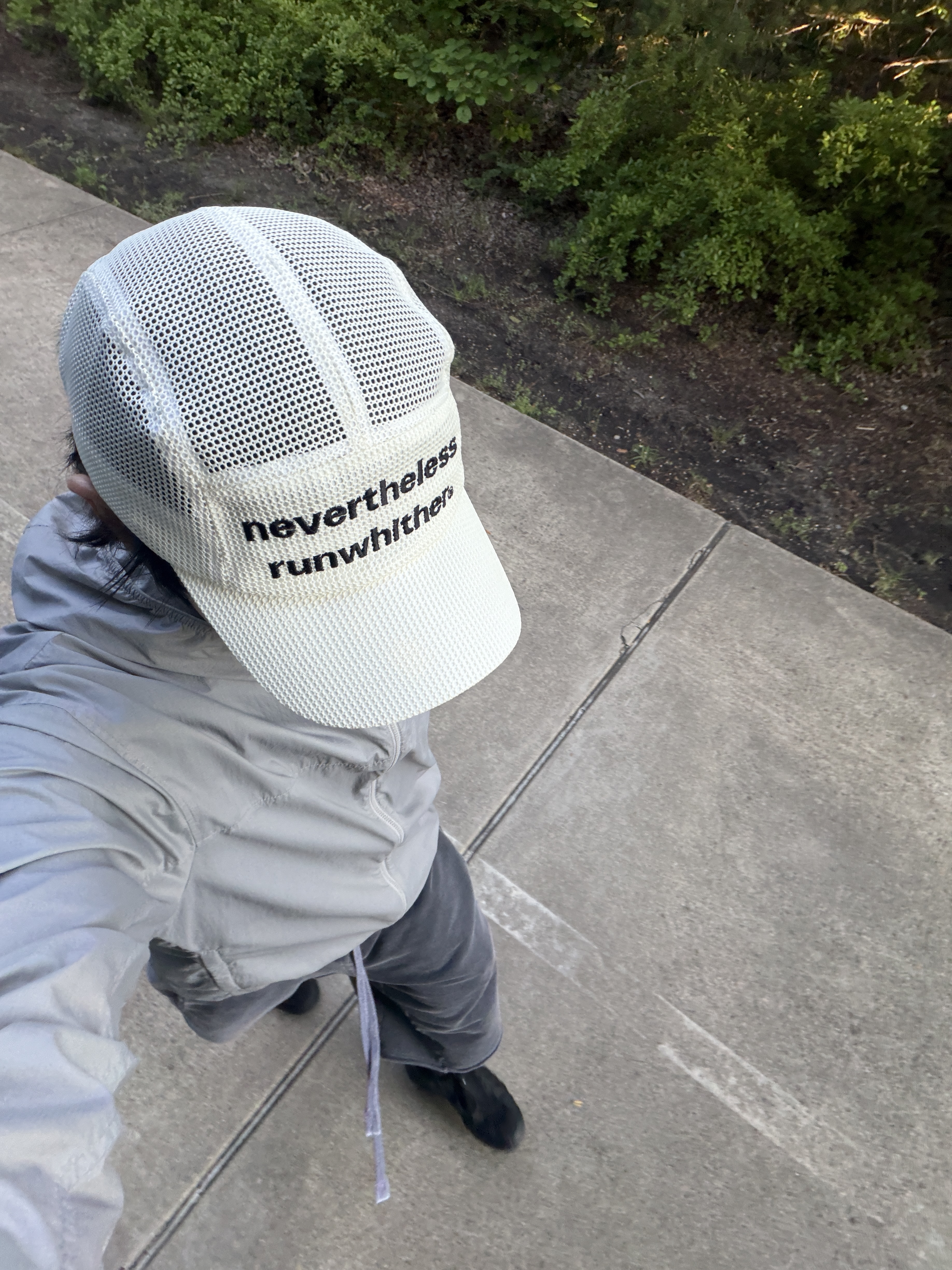 [KREAM 단독] runwhither Mesh Cap Ivory, Polyteru Human Index Human 1/2 Sweat Pants Charcoal 착용 스타일