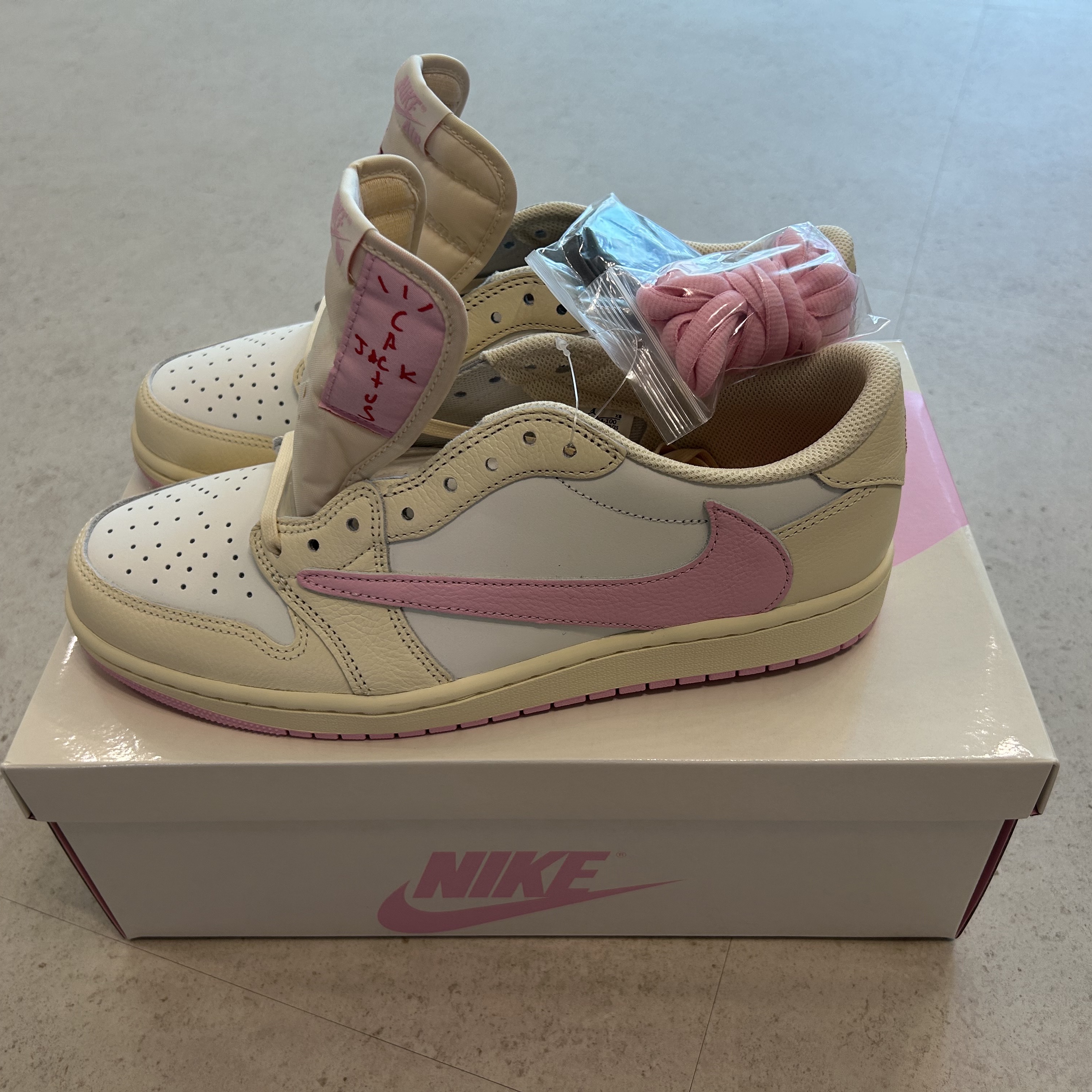 Jordan 1 x Travis Scott Retro Low OG SP Muslin Shy Pink 착용 스타일 - 5