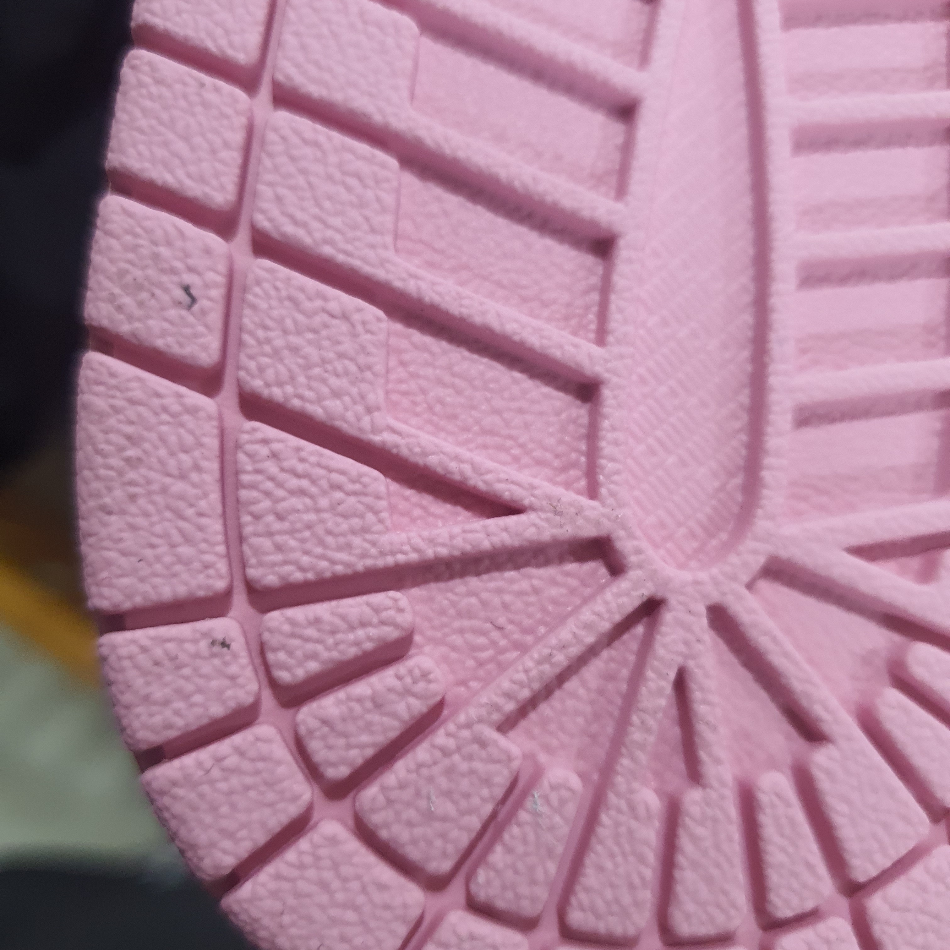 Jordan 1 x Travis Scott Retro Low OG SP Muslin Shy Pink 착용 스타일 - 2