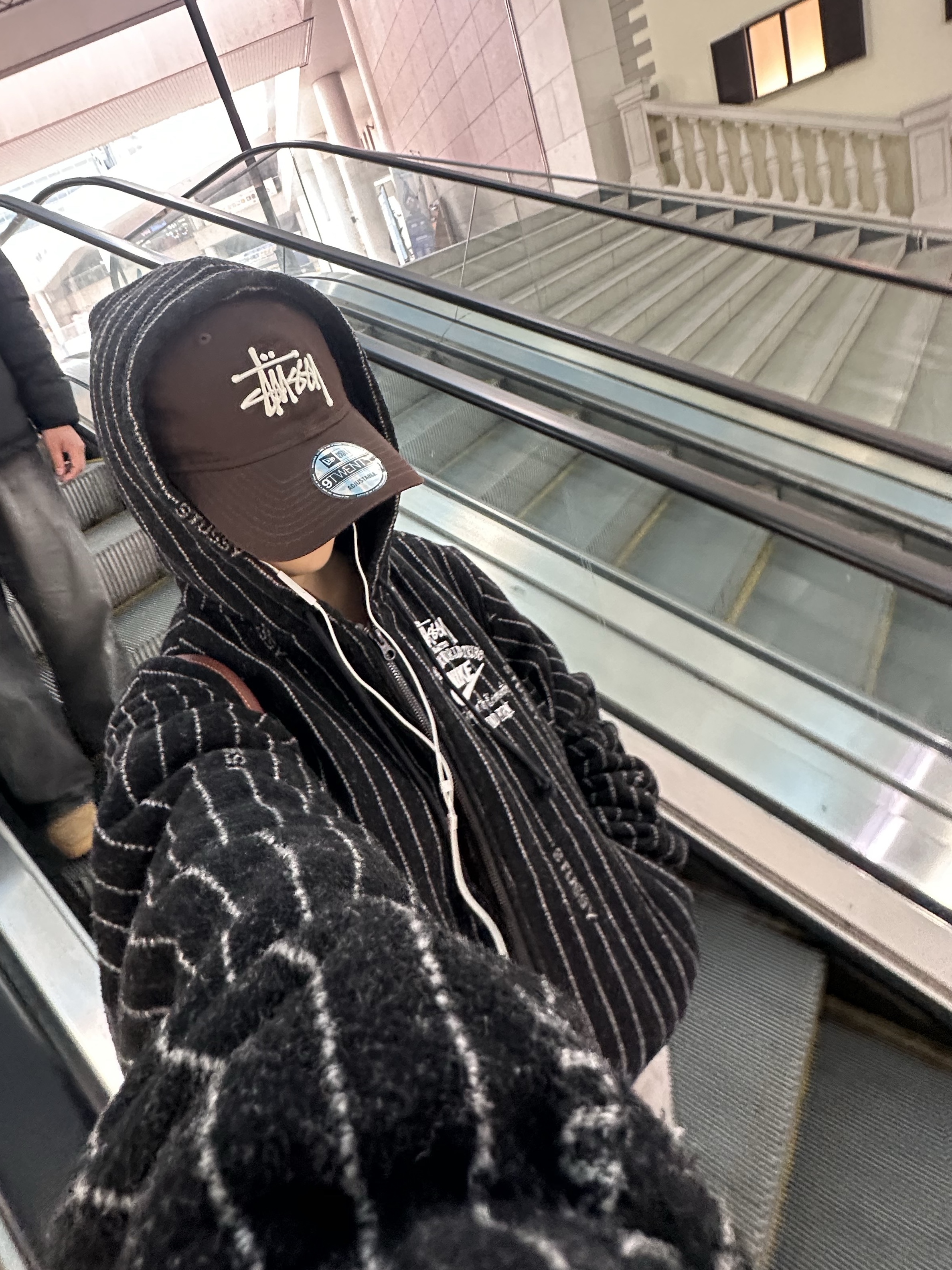 Nike x Stussy NRG Striped Wool Jacket Black (DR4023-010), Stussy New Era 9Forty Strapback Brown 착용 스타일