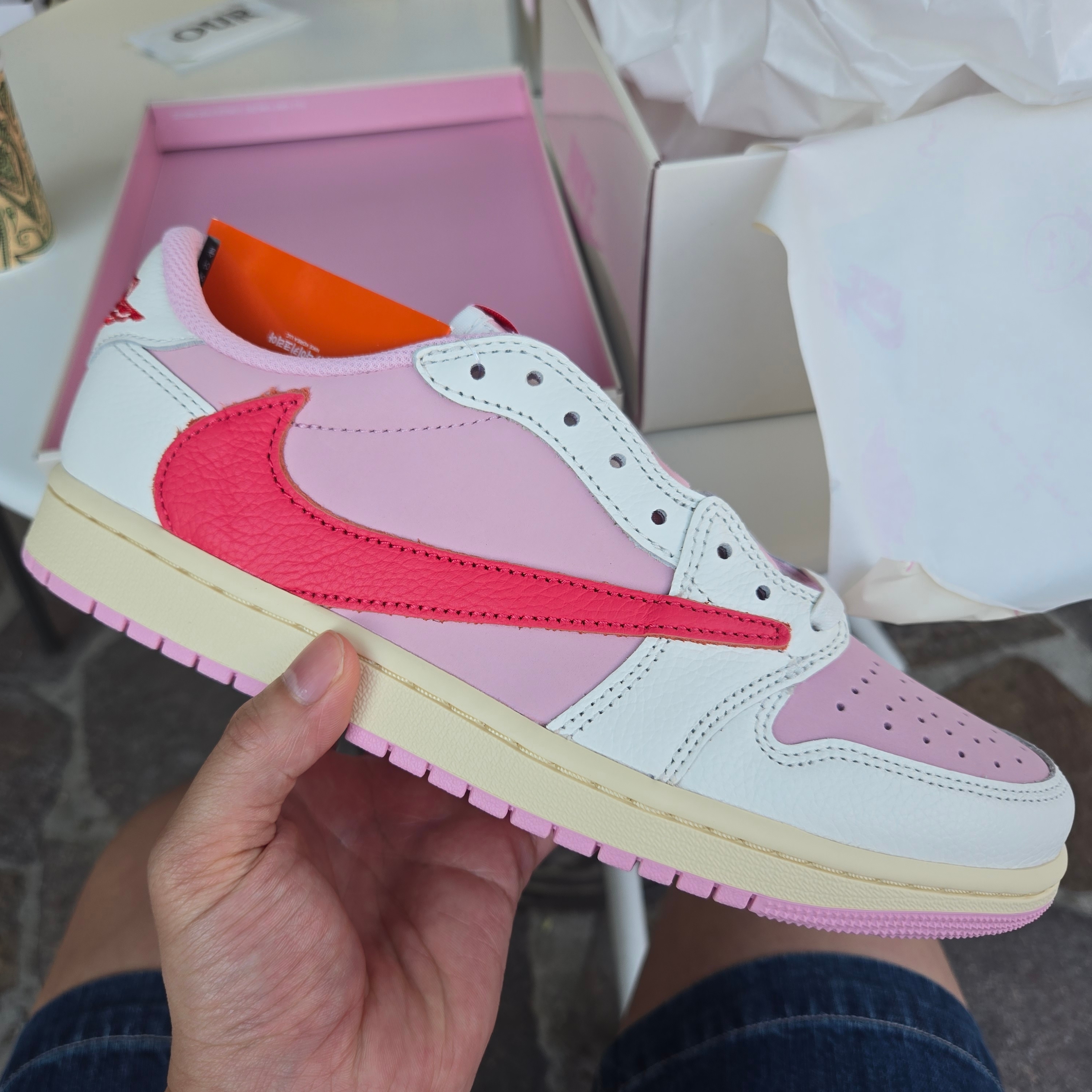 Jordan 1 x Travis Scott Retro Low OG SP Sail Tropical Pink 착용 스타일 - 4
