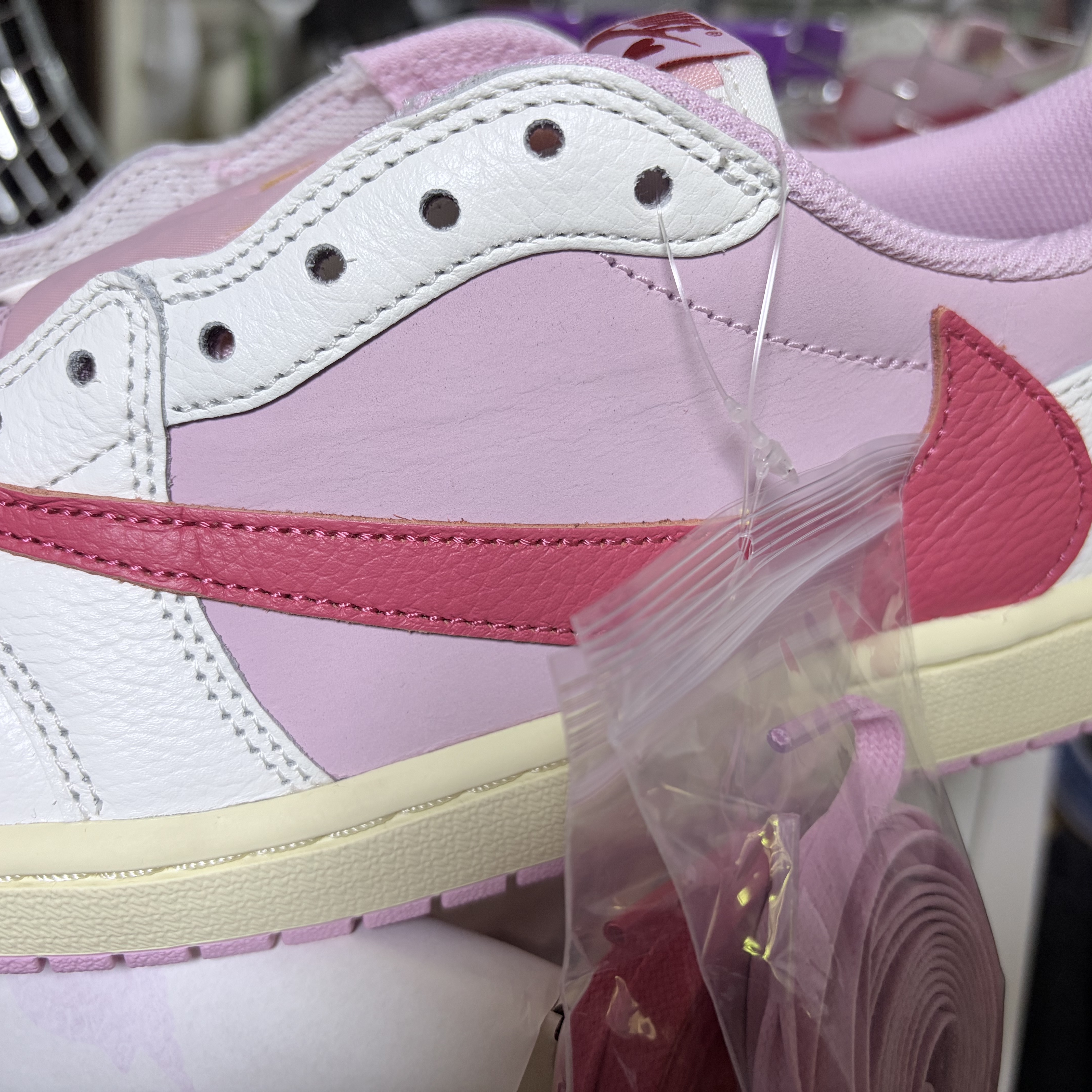 Jordan 1 x Travis Scott Retro Low OG SP Sail Tropical Pink 착용 스타일 - 2