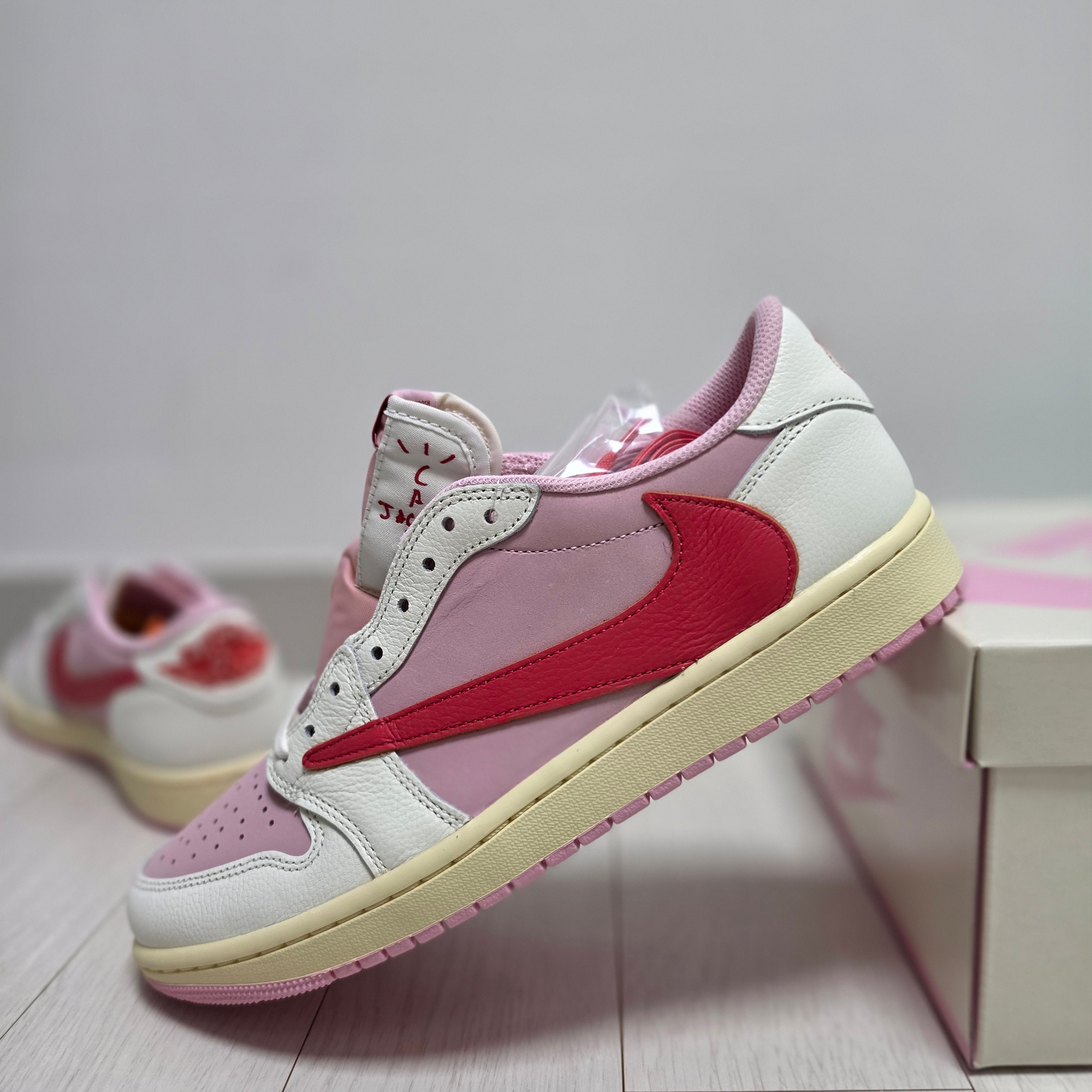 Jordan 1 x Travis Scott Retro Low OG SP Sail Tropical Pink 착용 스타일 - 1