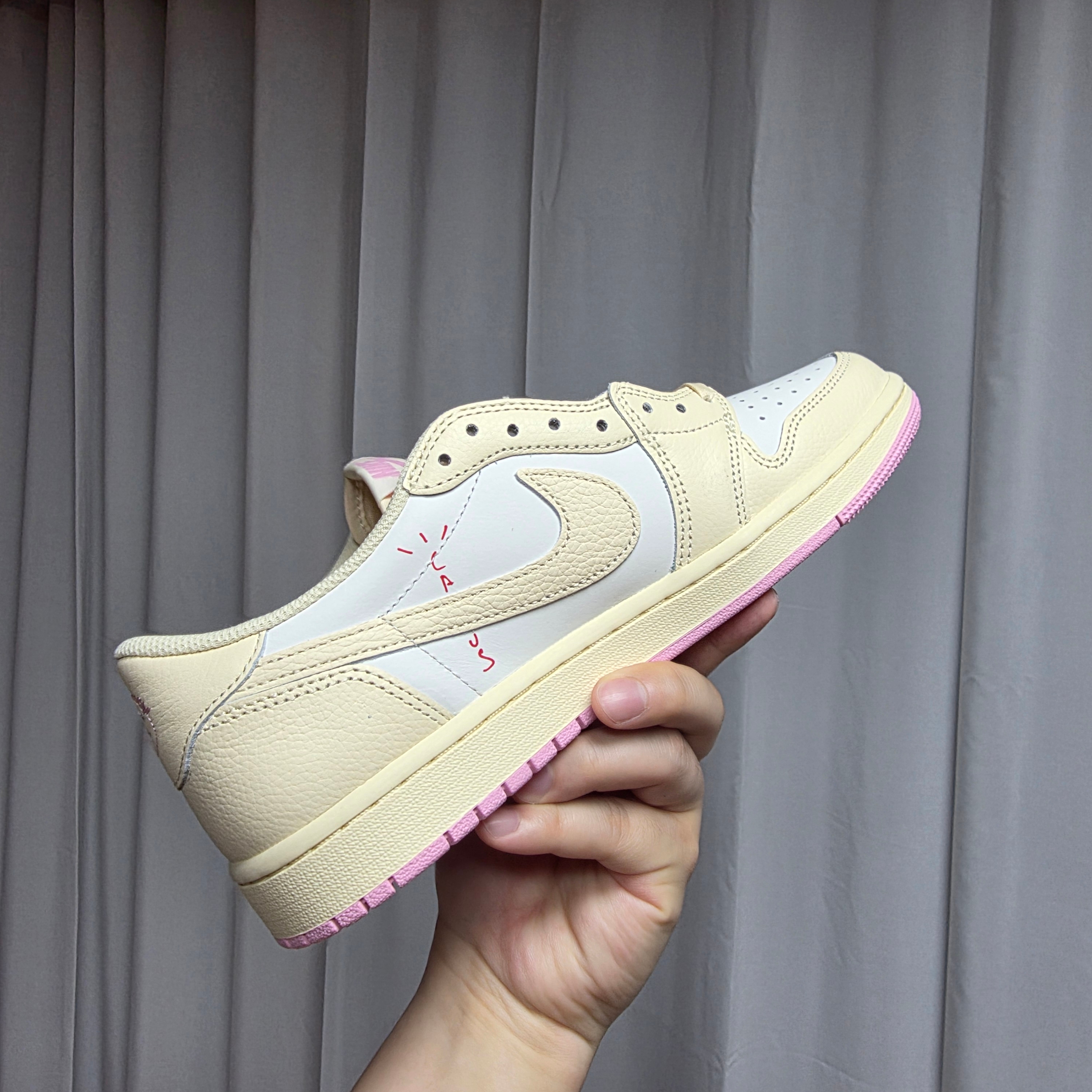 Jordan 1 x Travis Scott Retro Low OG SP Muslin Shy Pink 착용 스타일 - 6