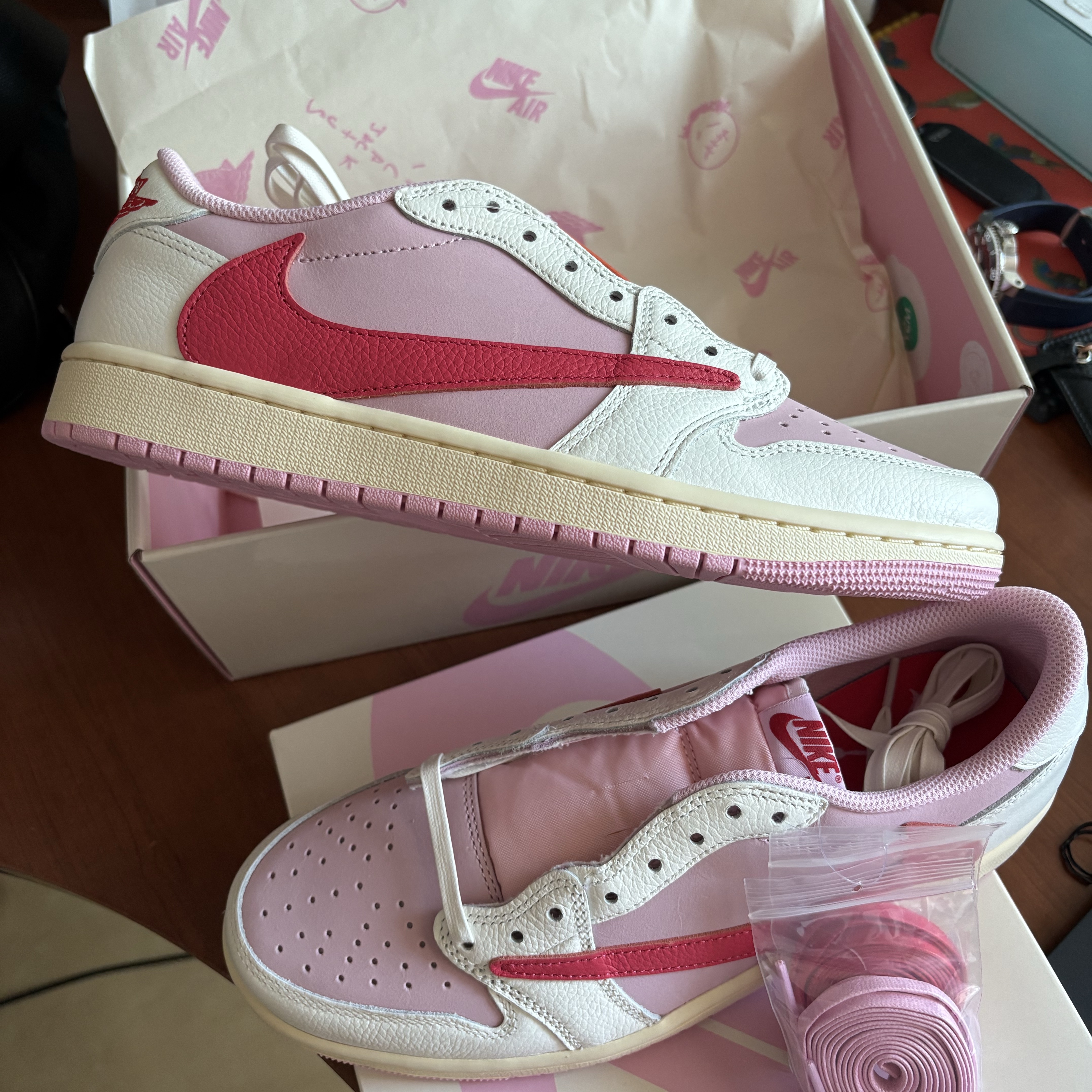 Jordan 1 x Travis Scott Retro Low OG SP Sail Tropical Pink 착용 스타일