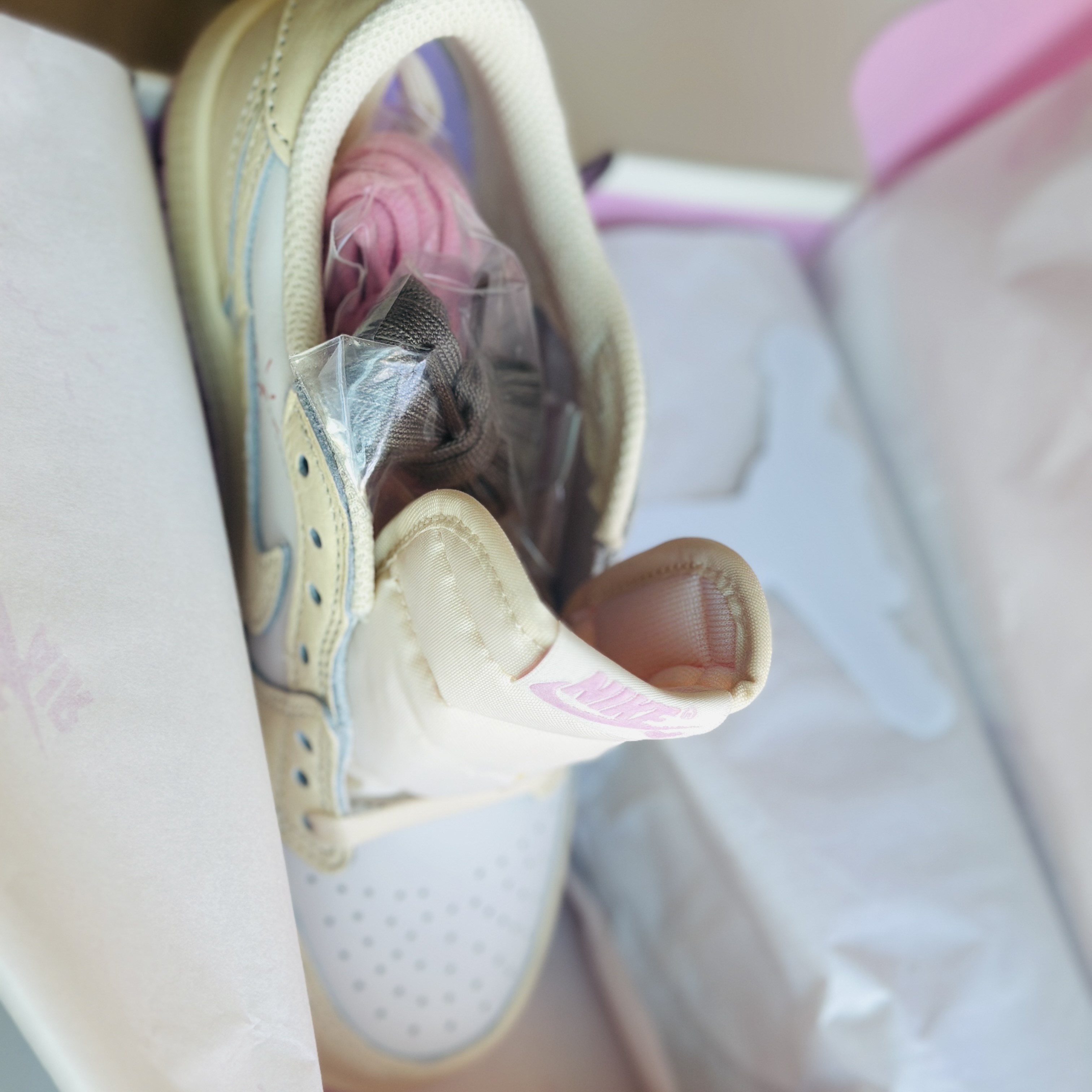 (PS) Jordan 1 x Travis Scott Retro Low OG SP Muslin Shy Pink 착용 스타일 - 4