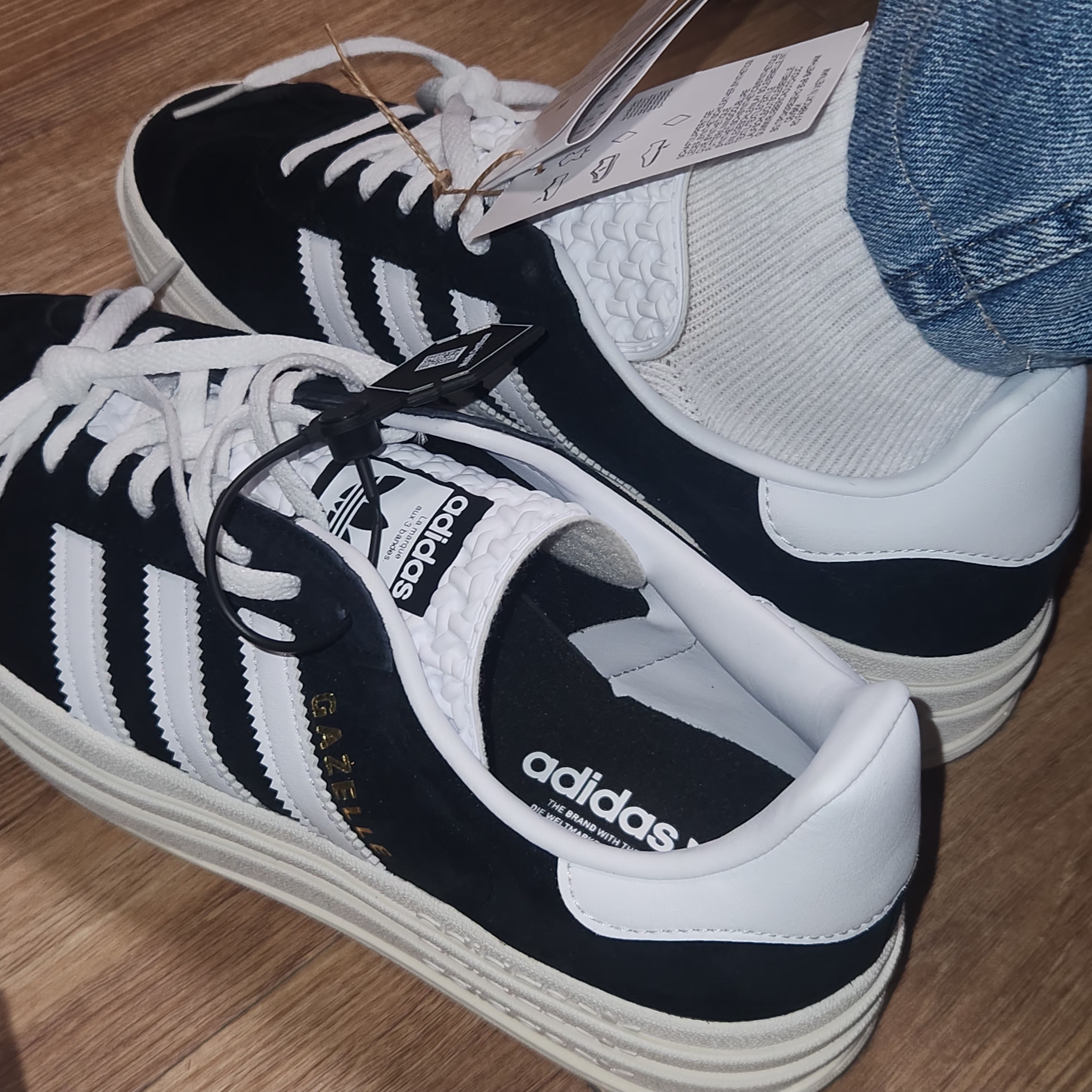 (W) Adidas Gazelle Bold Core Black Cloud White 착용 스타일 - 1