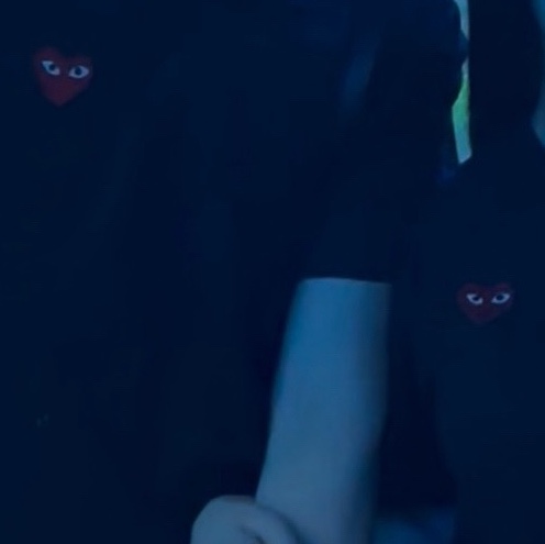 Play Comme des Garcons Red Heart T-Shirt Black 착용 스타일