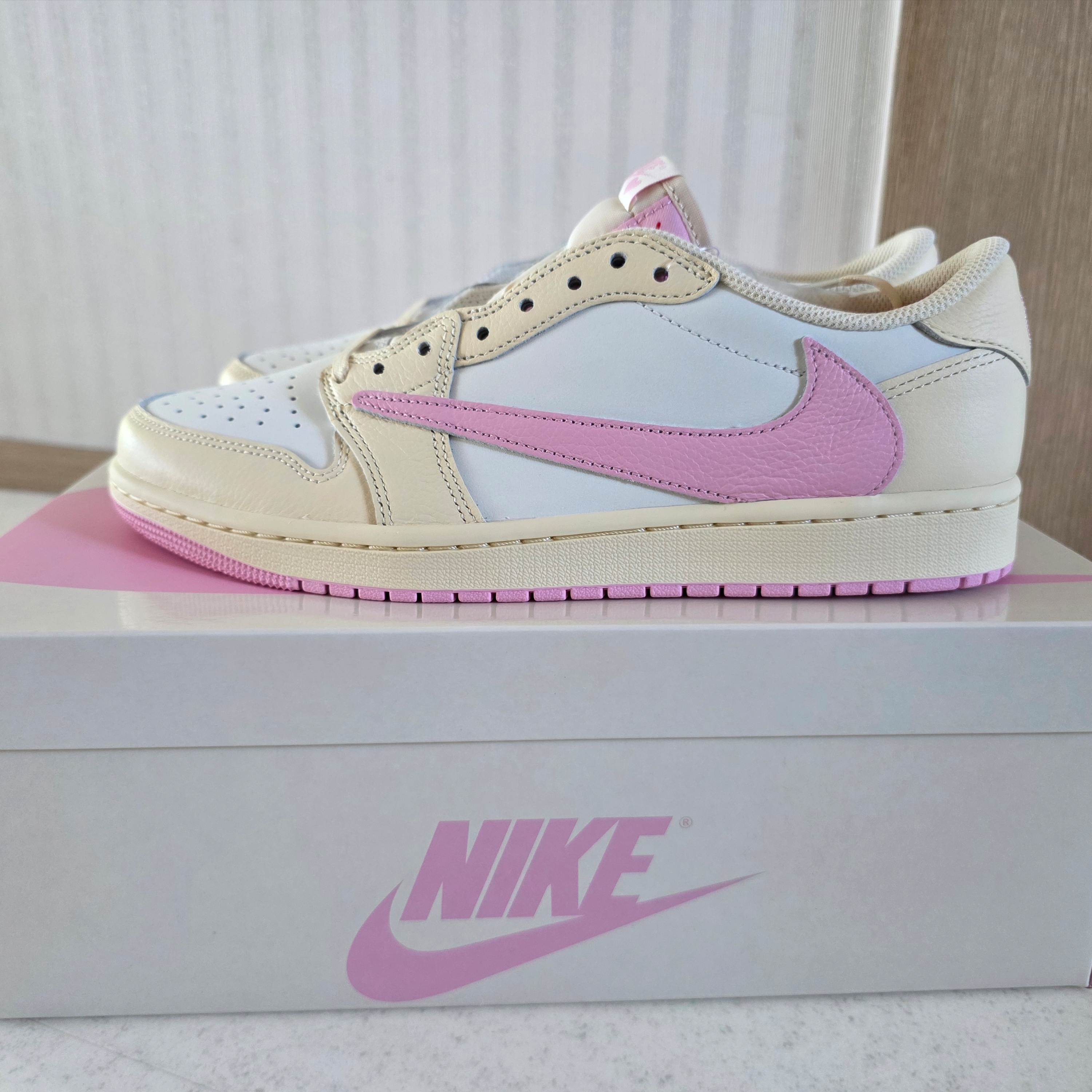 Jordan 1 x Travis Scott Retro Low OG SP Muslin Shy Pink 착용 스타일 - 3