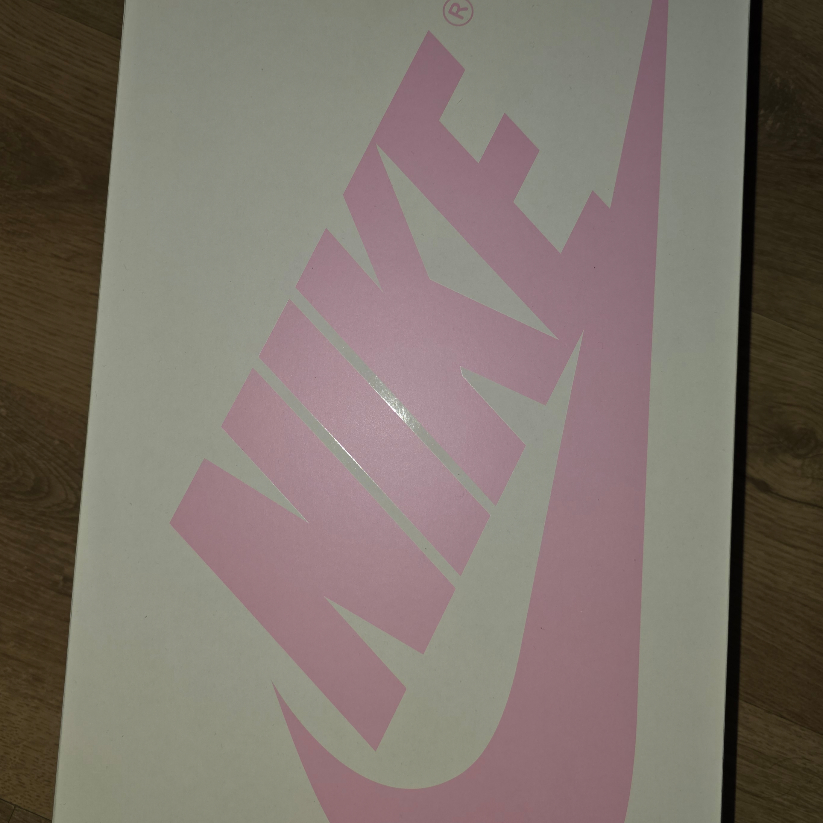 Jordan 1 x Travis Scott Retro Low OG SP Sail Tropical Pink 착용 스타일 - 2