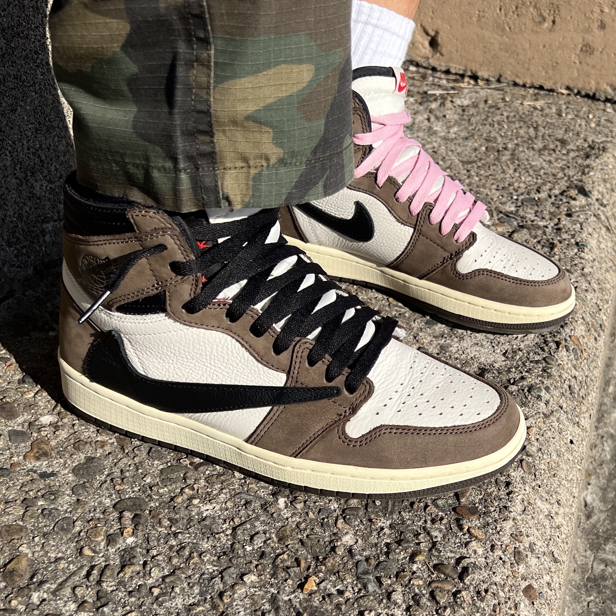 Jordan 1 x Travis Scott Retro High OG SP Mocha 착용 스타일 - 1