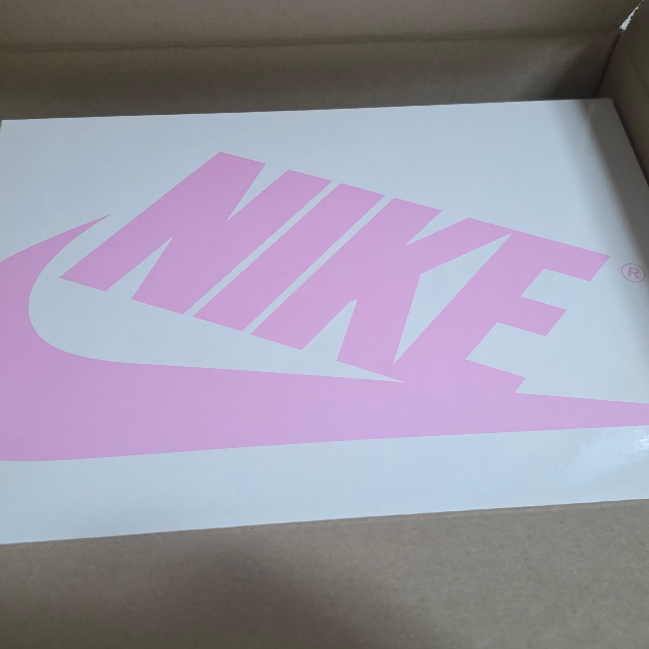 Jordan 1 x Travis Scott Retro Low OG SP Sail Tropical Pink 착용 스타일 - 3