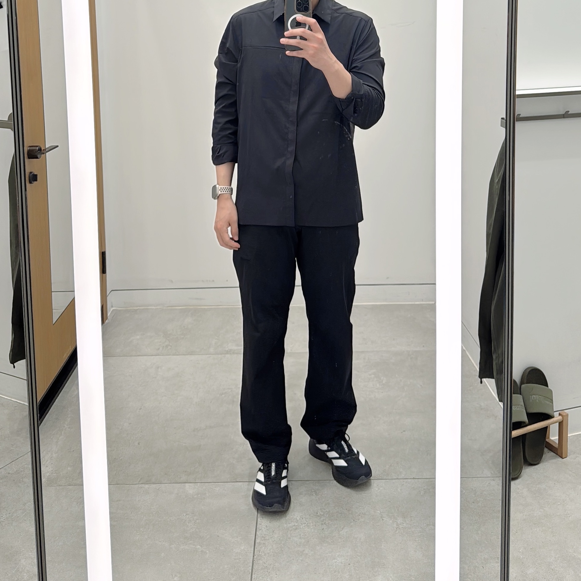 Arc'teryx Skyline LS Shirts Black, Arc'teryx Rampart Pants Black 착용 스타일