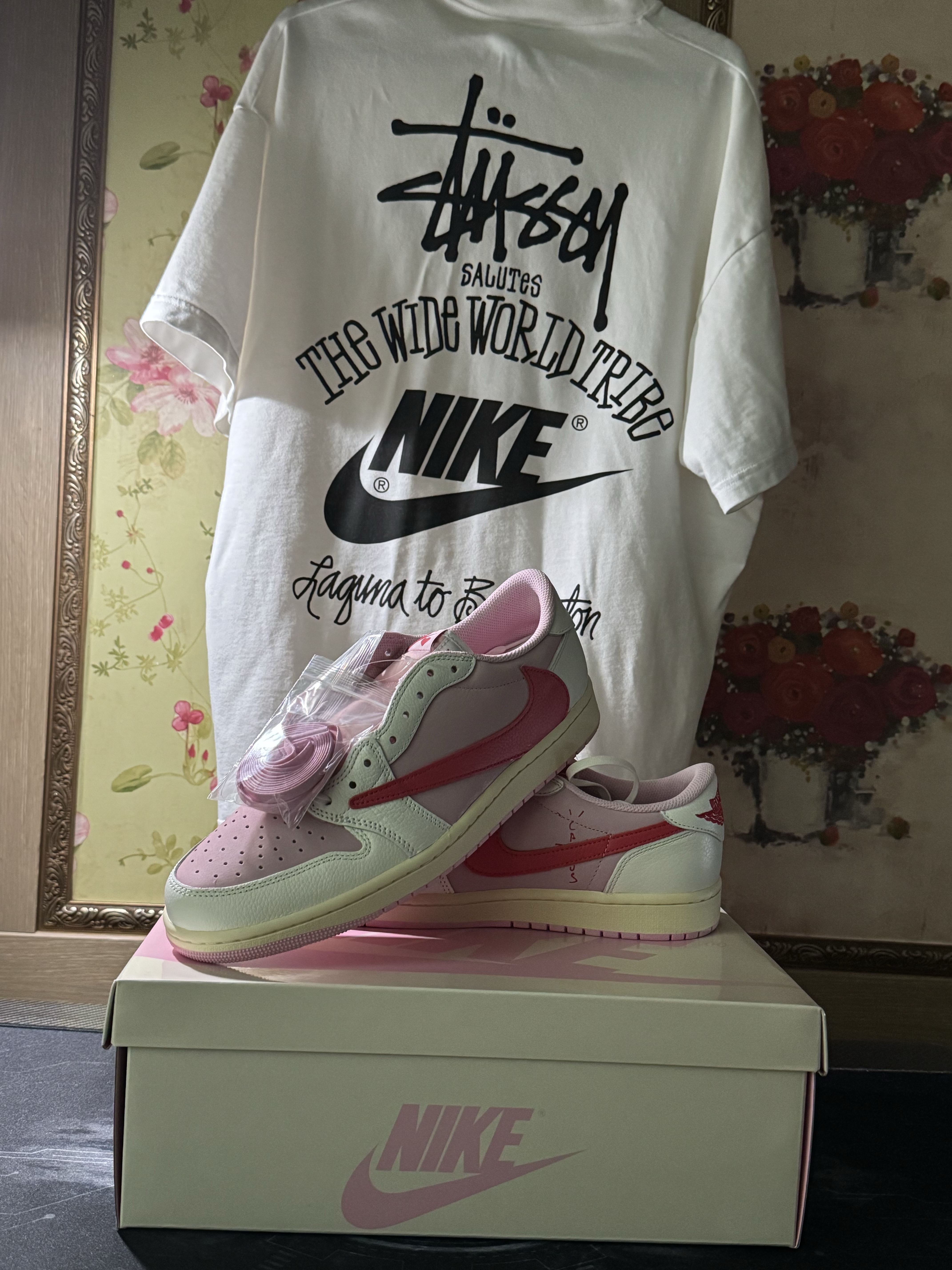 Jordan 1 x Travis Scott Retro Low OG SP Sail Tropical Pink, Nike x Stussy T-Shirt White (DV1774-100) μ°©μ© μ€νμΌ