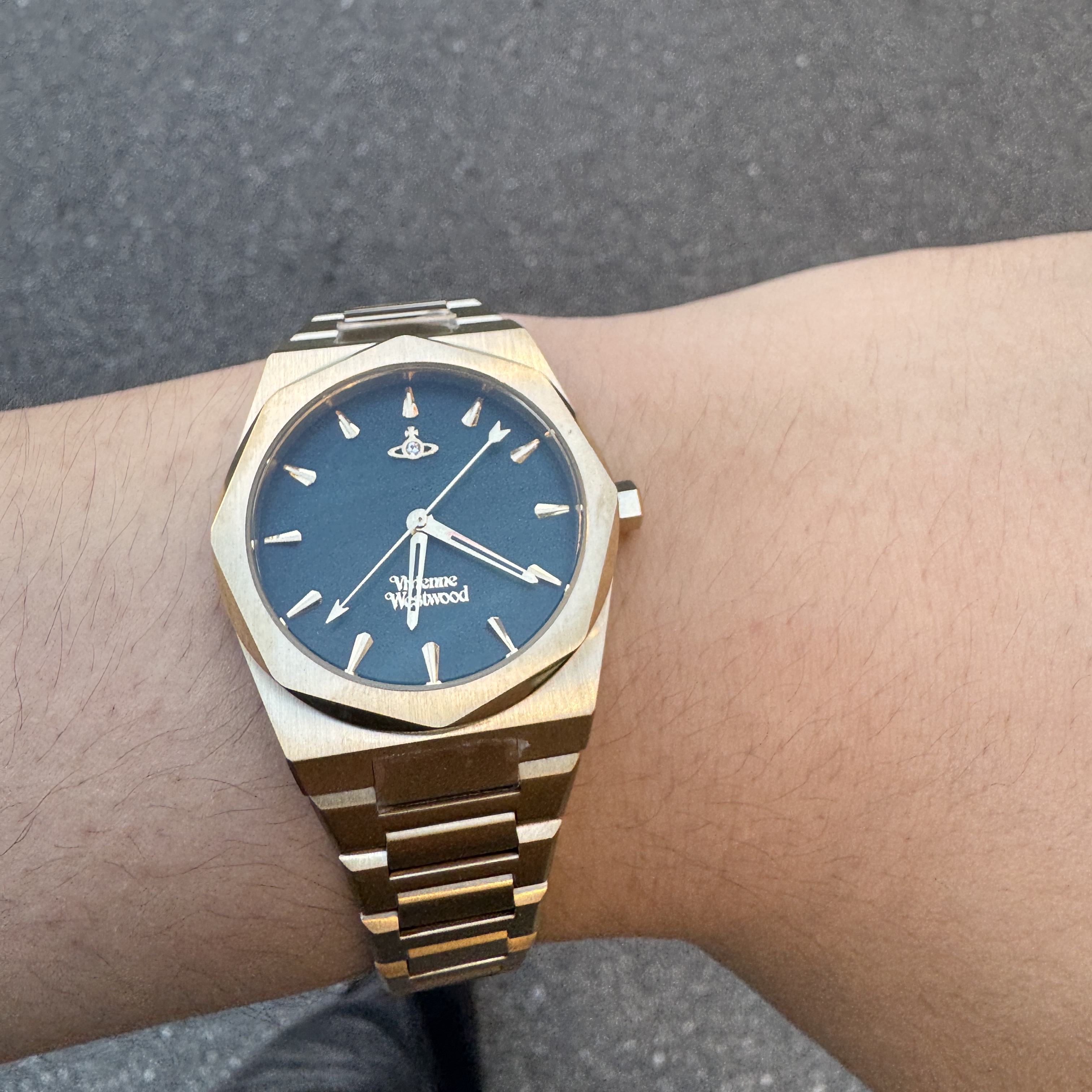 Vivienne Westwood Limehouse Gold Green 착용 스타일 - 1