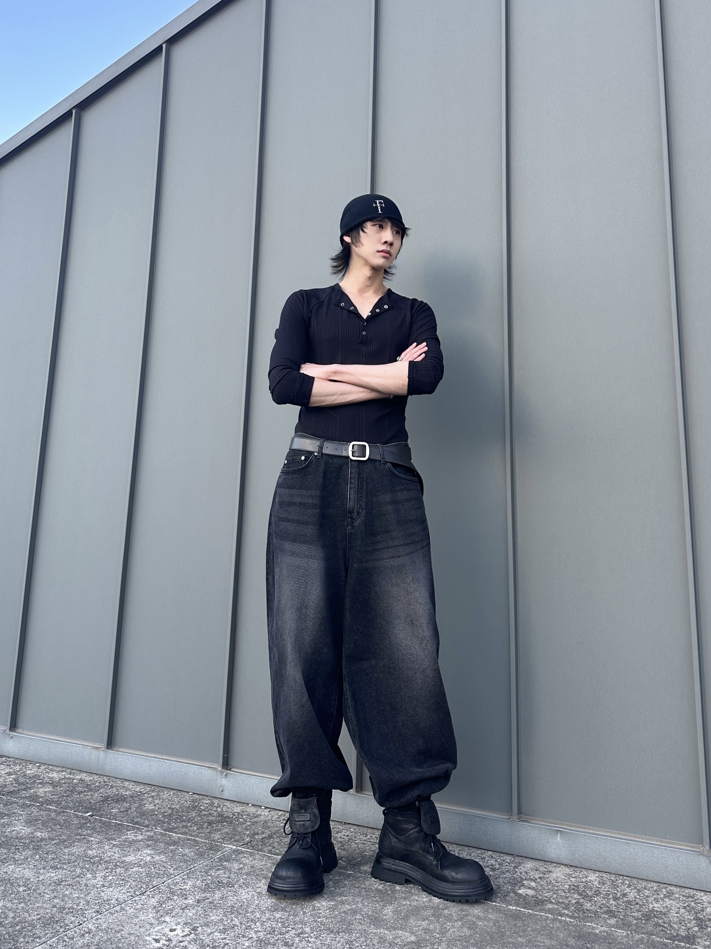 Farfromwhat Far F Charm Beanie, Undermycar MU.128 Original Logo Cracked Leather Belt Silver / Black 착용 스타일 - 4