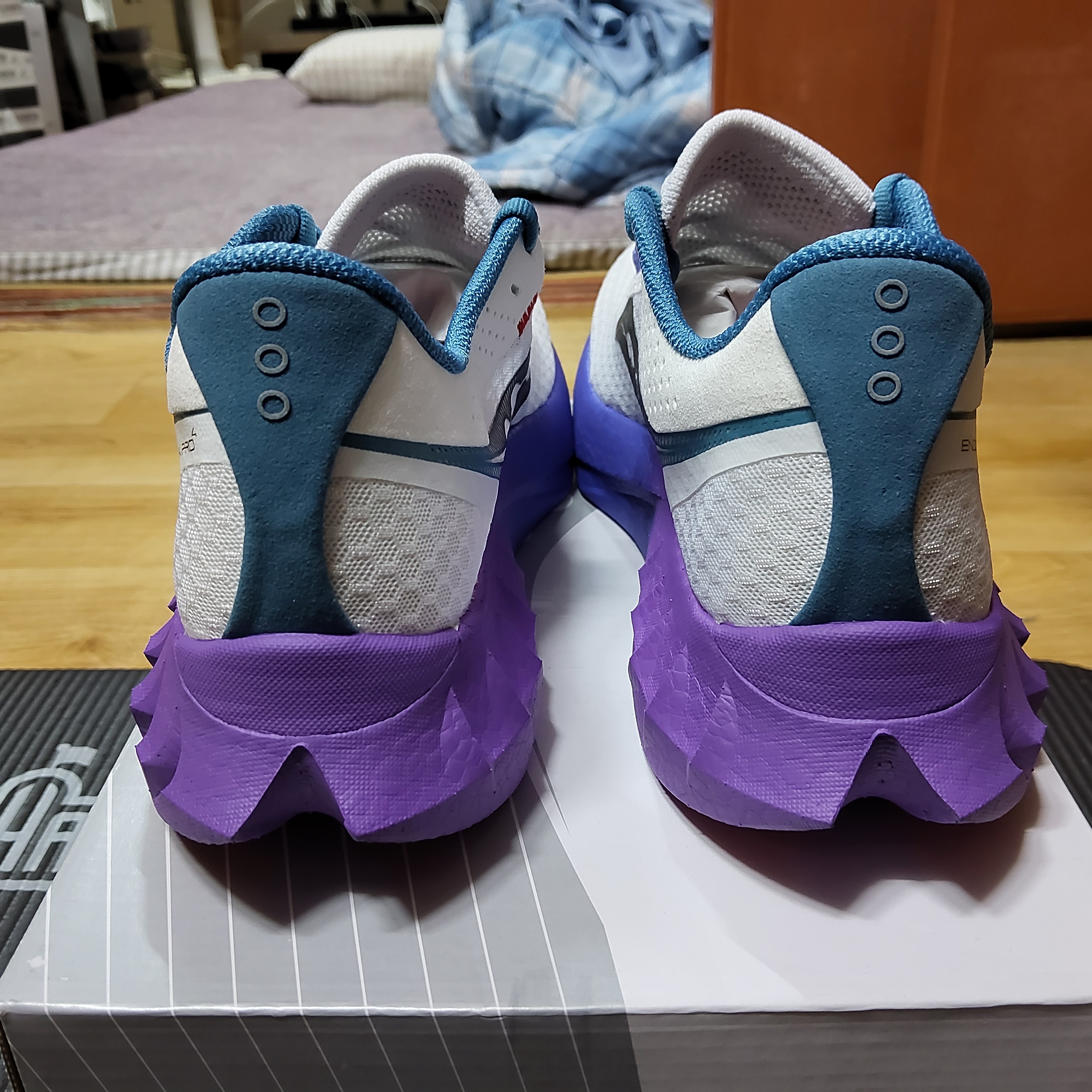 Saucony Endorphin Pro 4 White Shadow 착용 스타일 - 8