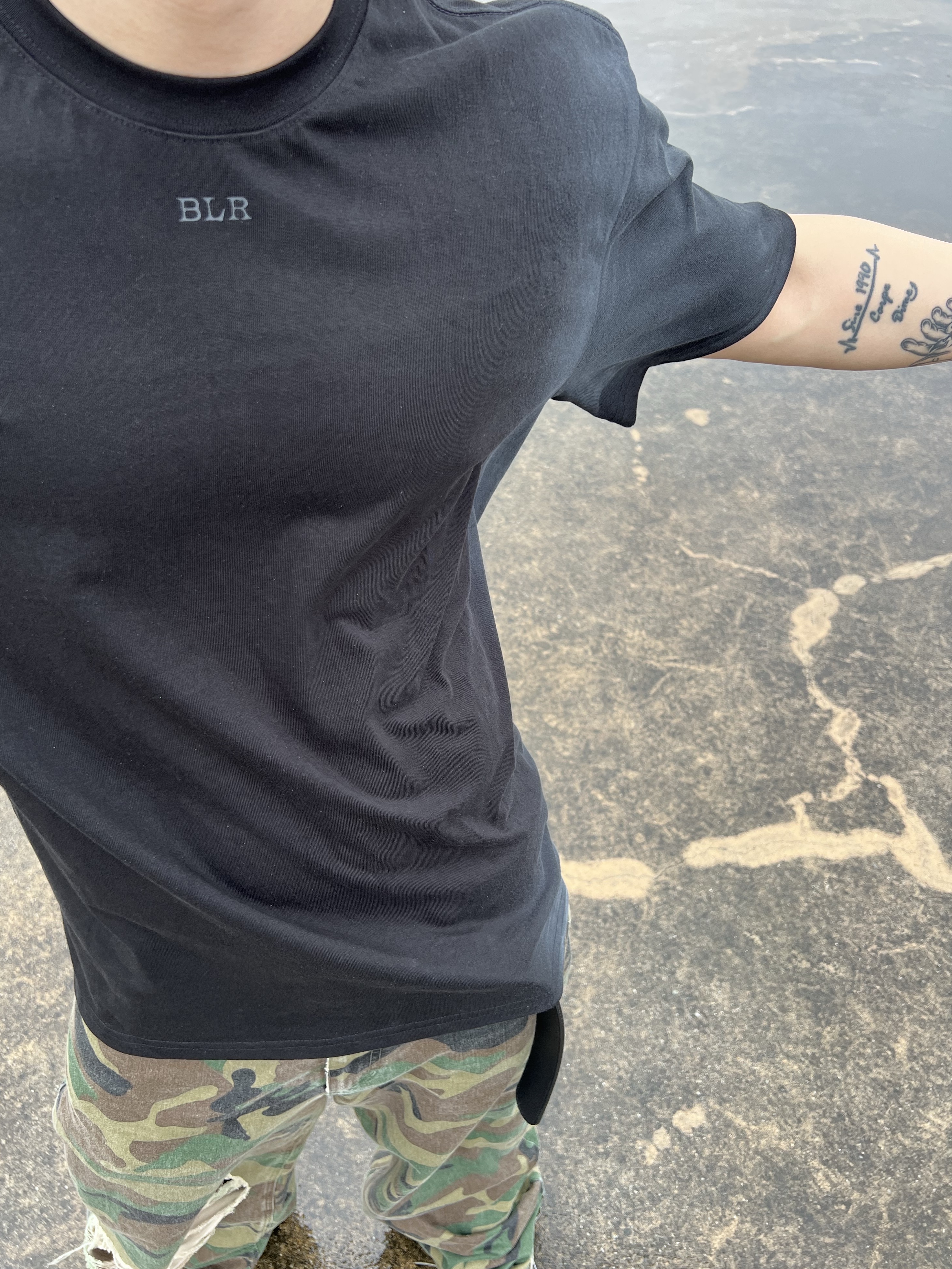 BLR Silhouette Graphic Oversized T-Shirt Black, Honda Motorcyle Gloves White 착용 스타일 - 2