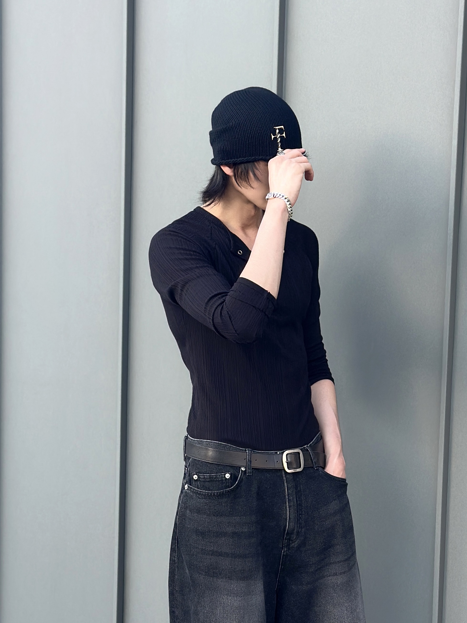 Farfromwhat Far F Charm Beanie, Undermycar MU.128 Original Logo Cracked Leather Belt Silver / Black 착용 스타일 - 2
