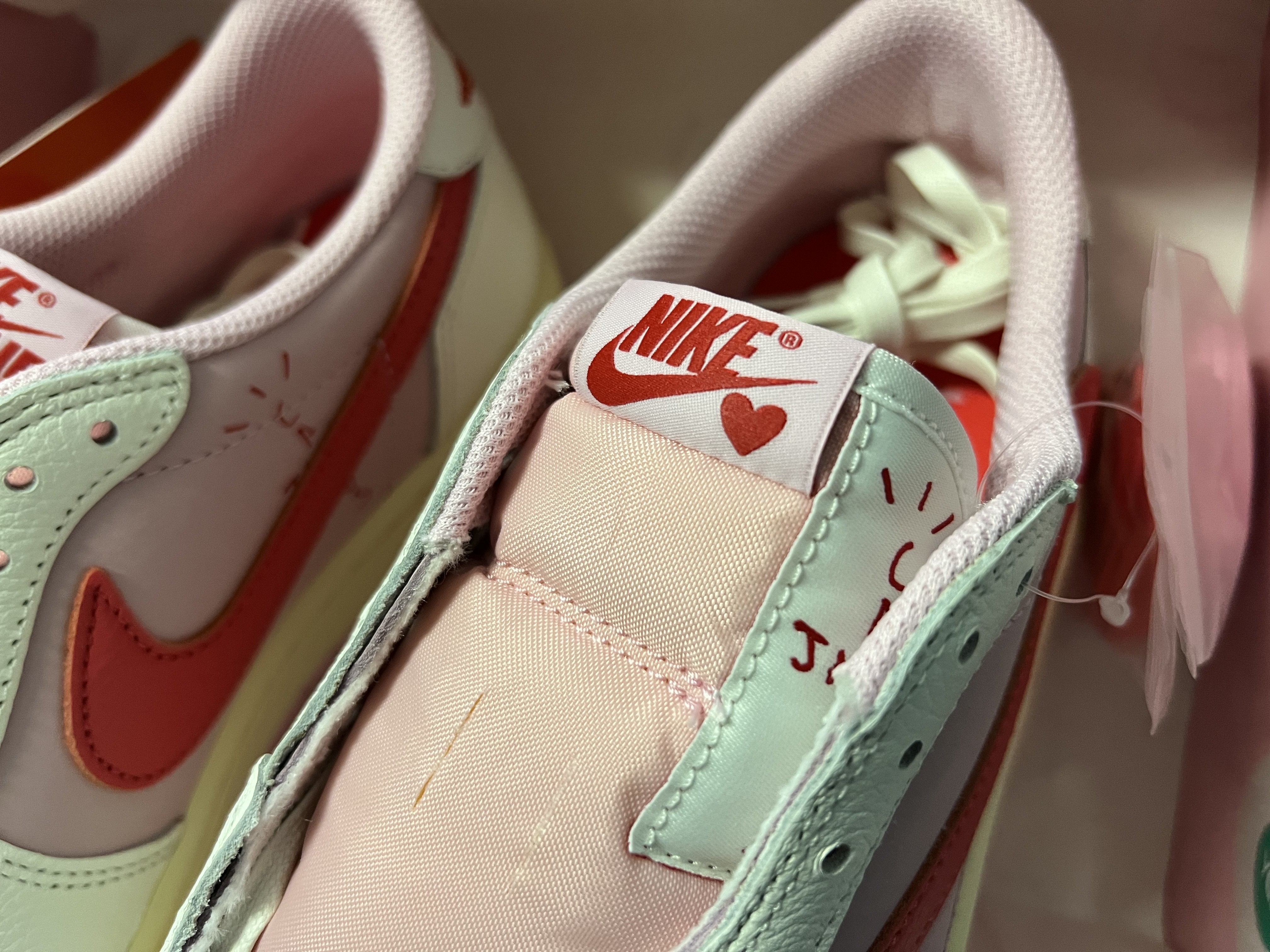 Jordan 1 x Travis Scott Retro Low OG SP Sail Tropical Pink 착용 스타일 - 3
