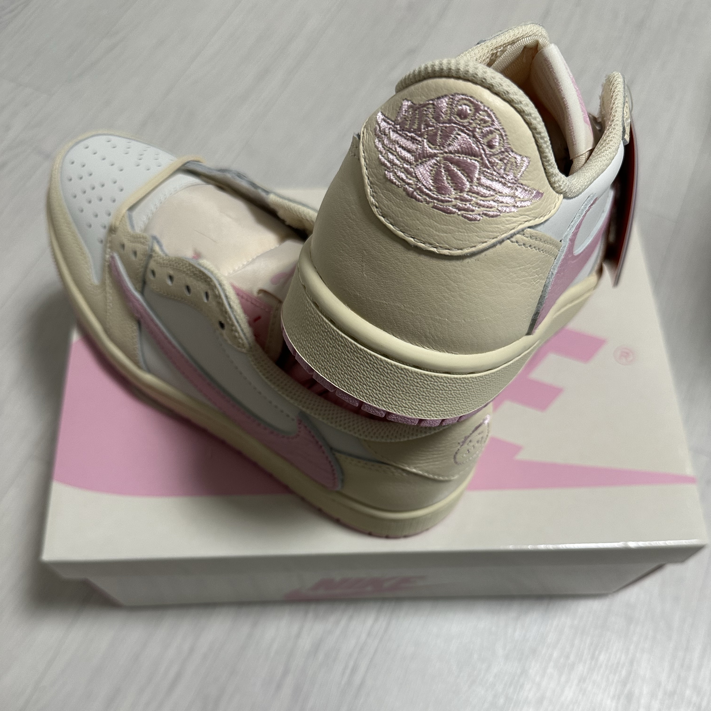 Jordan 1 x Travis Scott Retro Low OG SP Muslin Shy Pink 착용 스타일 - 4