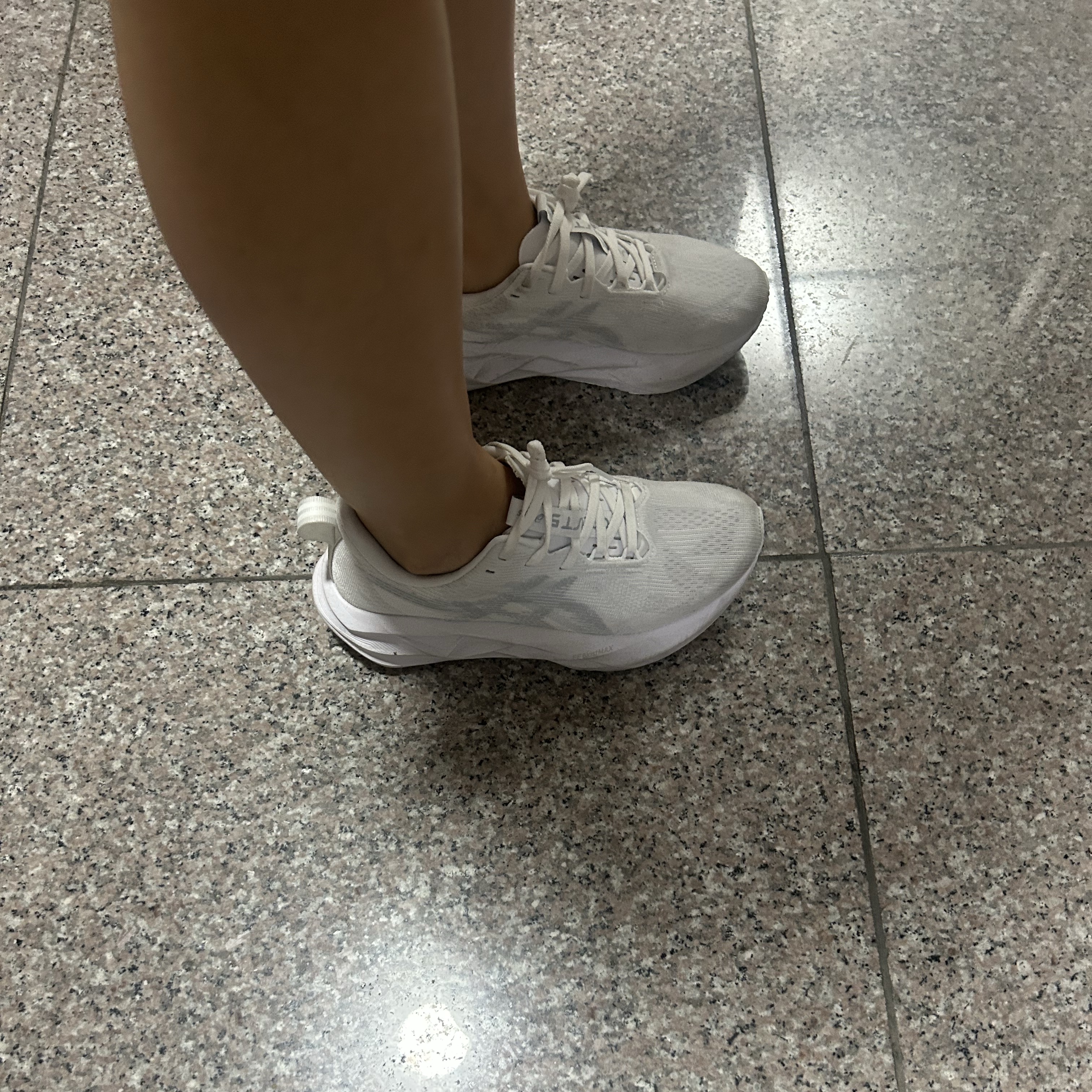 (W) Asics Novablast 5 White Piedmont Grey 착용 스타일